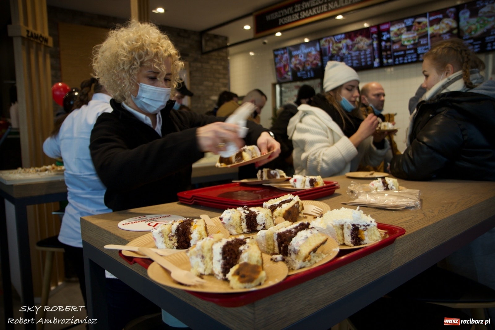 Zdjęcie w galerii na portalu naszraciborz.pl: Tłum na otwarciu KFC w Raciborzu [FOTO Z DRONA i WIDEO LIVE] wiadomości z regionu