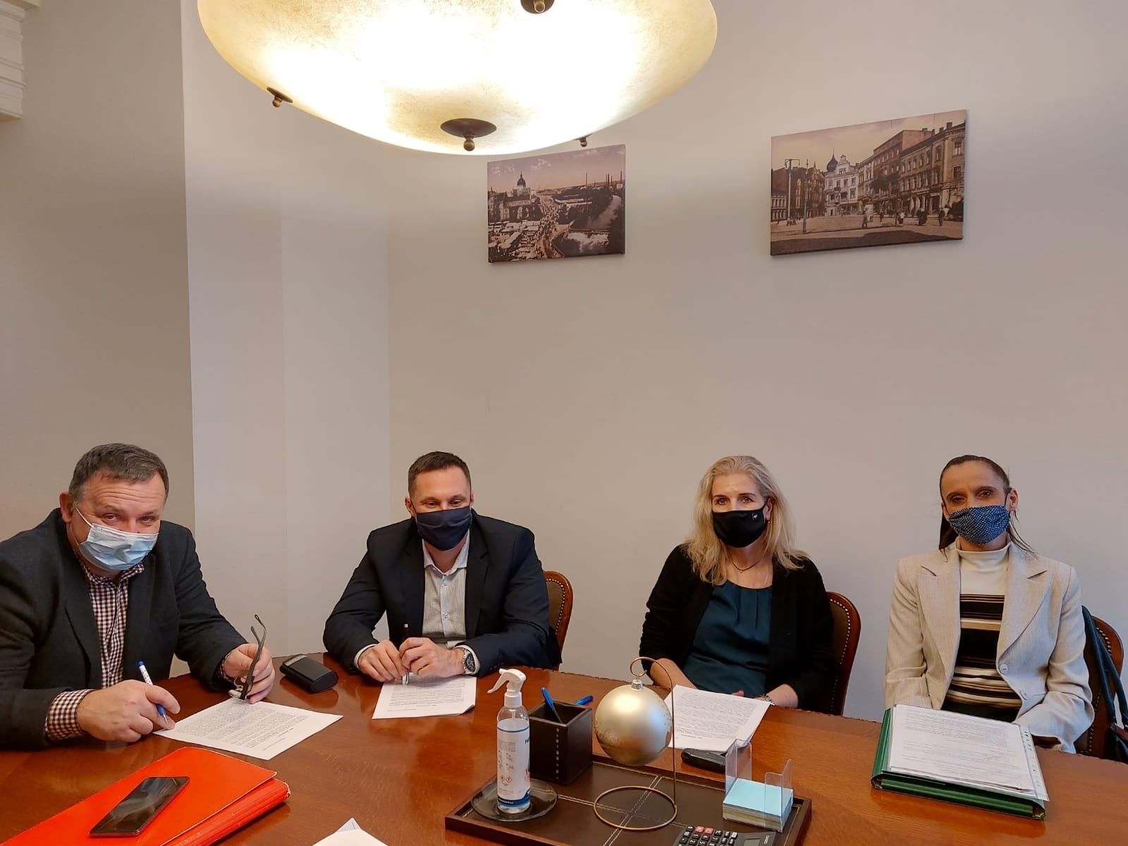 Zdjęcie w galerii na portalu naszraciborz.pl: Kuźniański magistrat kupił pocztę wiadomości z regionu