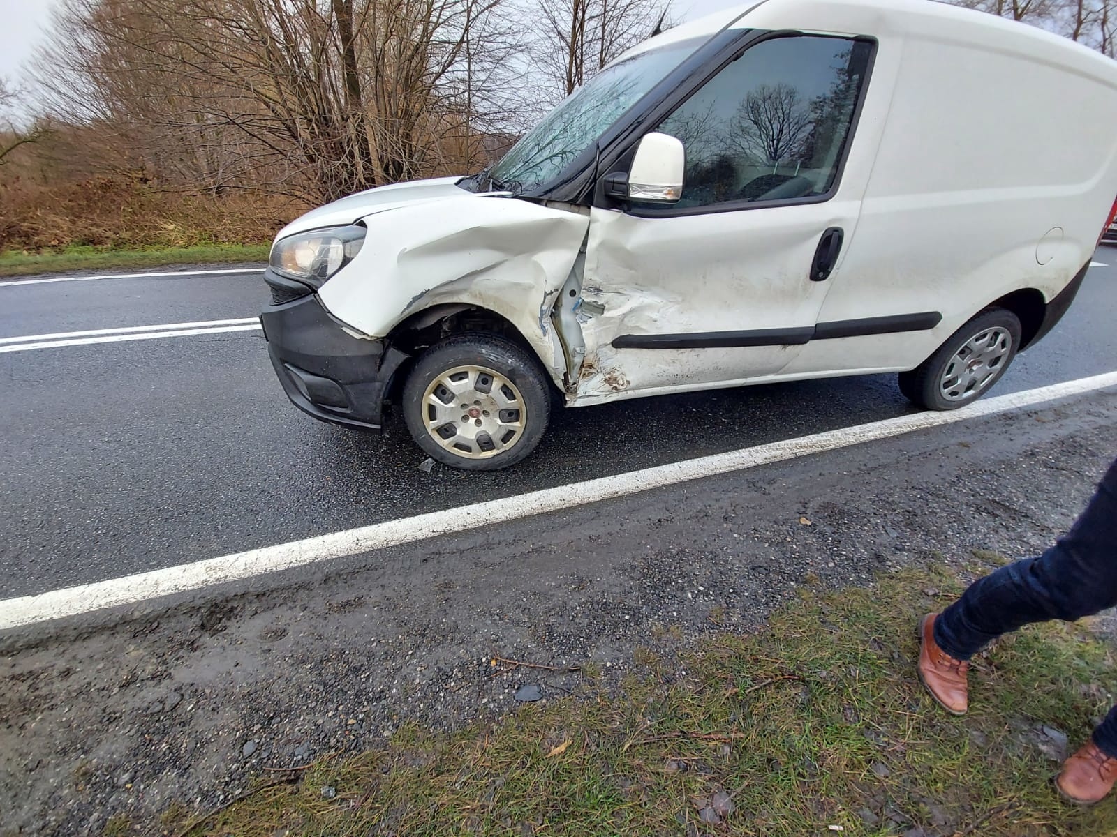 Zdjęcie w galerii na portalu naszraciborz.pl: Raport 998. Volkswagen i fiat zderzyły się na DW 919 z Raciborza do Babic [FOTO] wiadomości z regionu