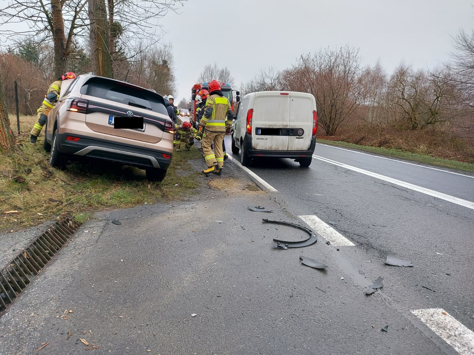 Zdjęcie w galerii na portalu naszraciborz.pl: Raport 998. Volkswagen i fiat zderzyły się na DW 919 z Raciborza do Babic [FOTO] wiadomości z regionu