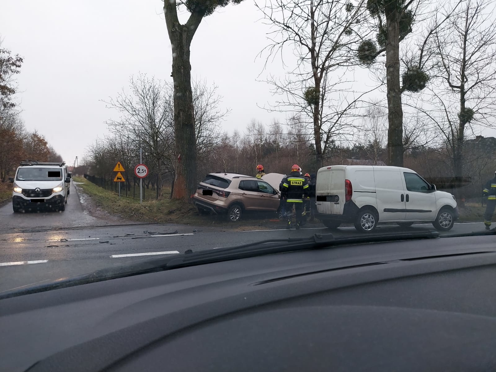 Zdjęcie w galerii na portalu naszraciborz.pl: Raport 998. Volkswagen i fiat zderzyły się na DW 919 z Raciborza do Babic [FOTO] wiadomości z regionu