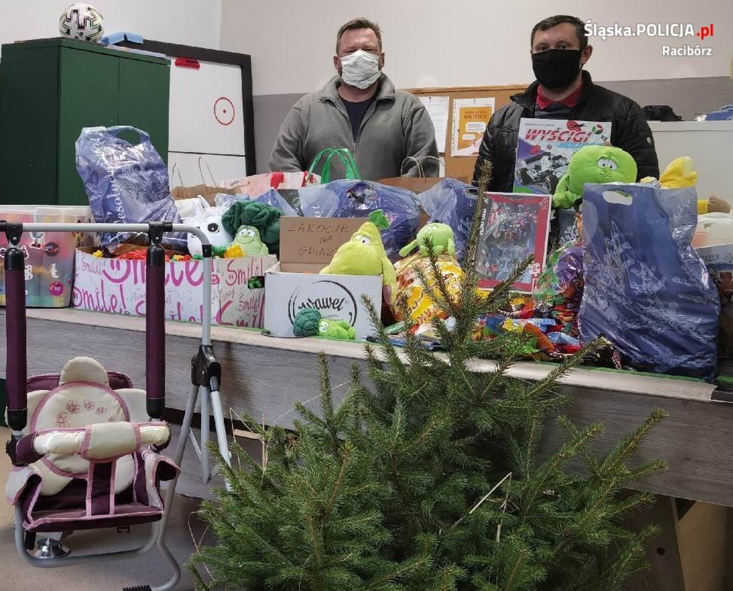 Zdjęcie w galerii na portalu naszraciborz.pl: Wolontariusz w mundurze. Akcja dzielnicowego Grzegorza wiadomości z regionu