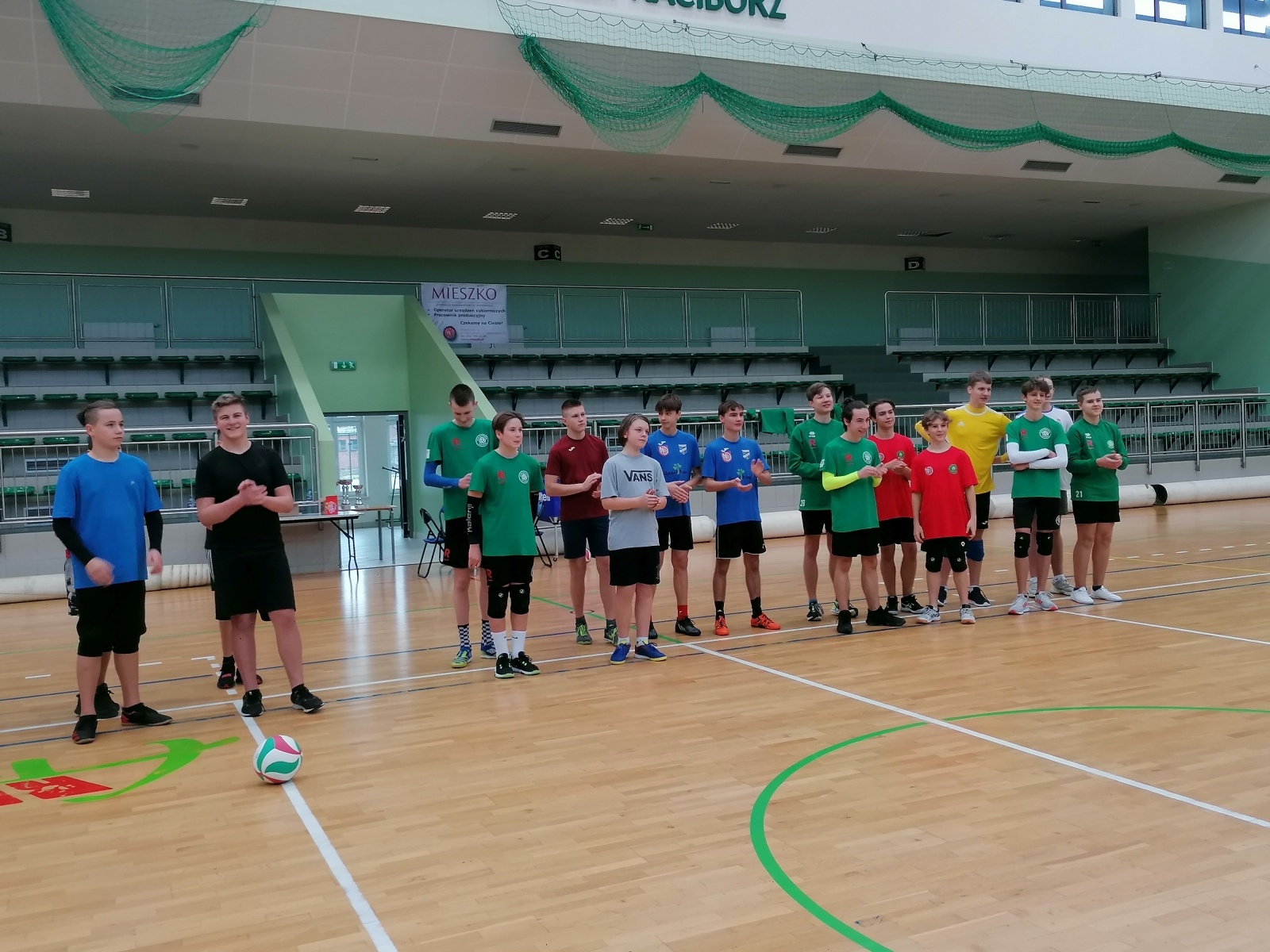 Zdjęcie w galerii na portalu naszraciborz.pl: Turniej siatkarskich dwójek w Arenie Rafako wiadomości z regionu