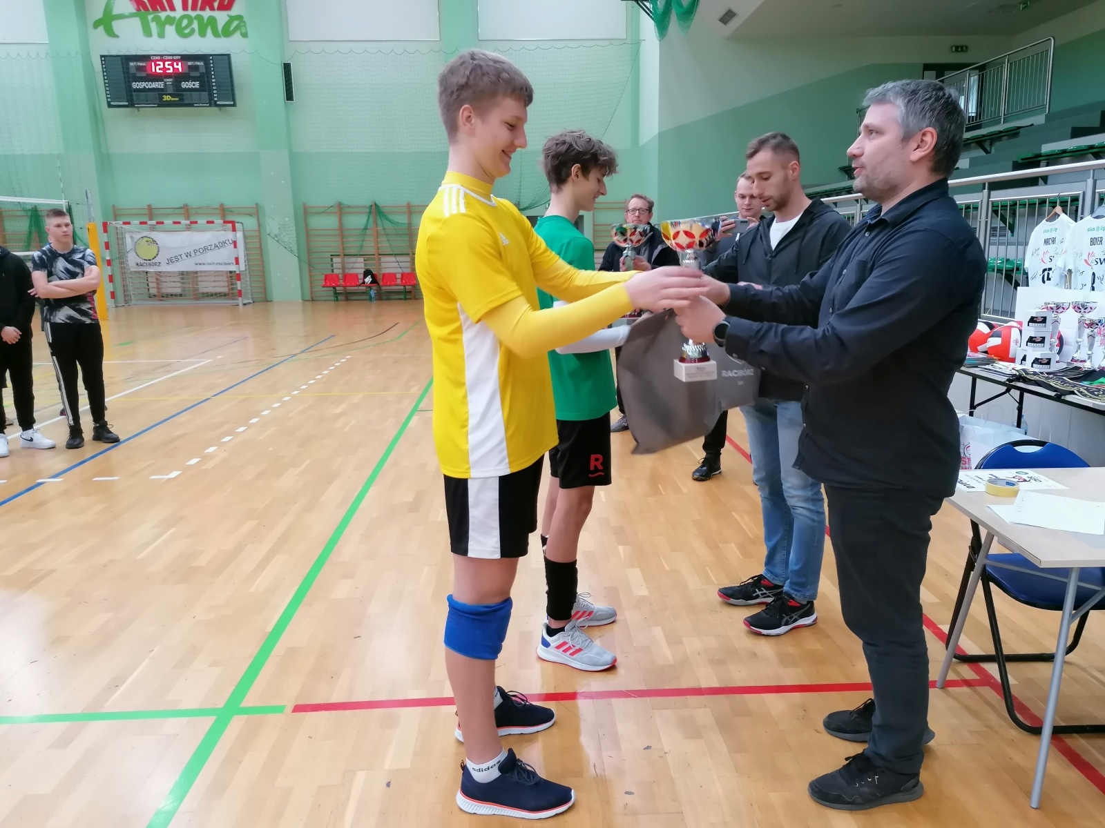 Zdjęcie w galerii na portalu naszraciborz.pl: Turniej siatkarskich dwójek w Arenie Rafako wiadomości z regionu