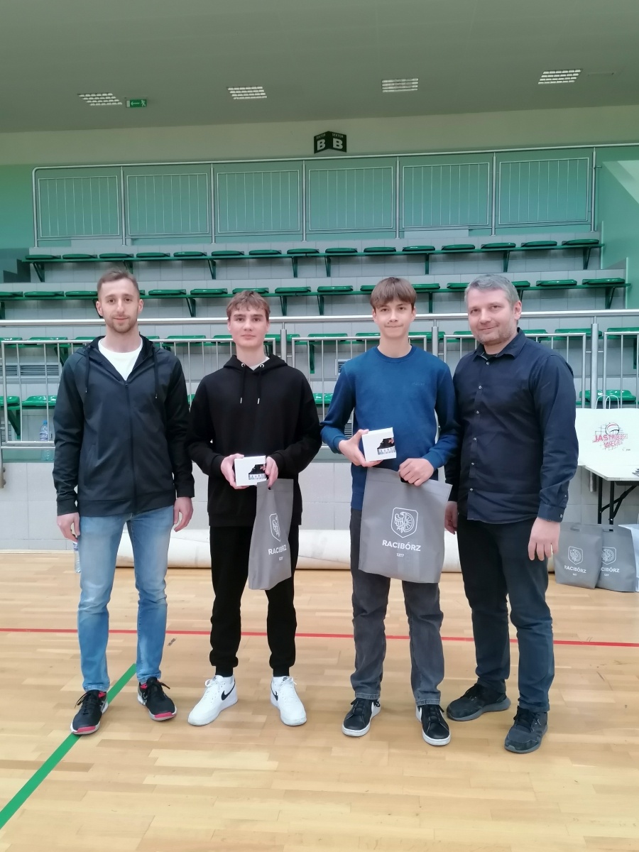 Zdjęcie w galerii na portalu naszraciborz.pl: Turniej siatkarskich dwójek w Arenie Rafako wiadomości z regionu