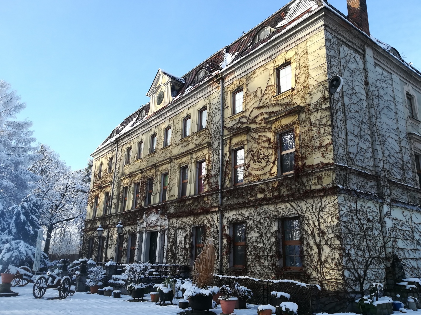 Zdjęcie w galerii na portalu naszraciborz.pl: Emocje zapisane w murach. Dawni mieszkańcy wojnowickiego pałacu wiadomości z regionu