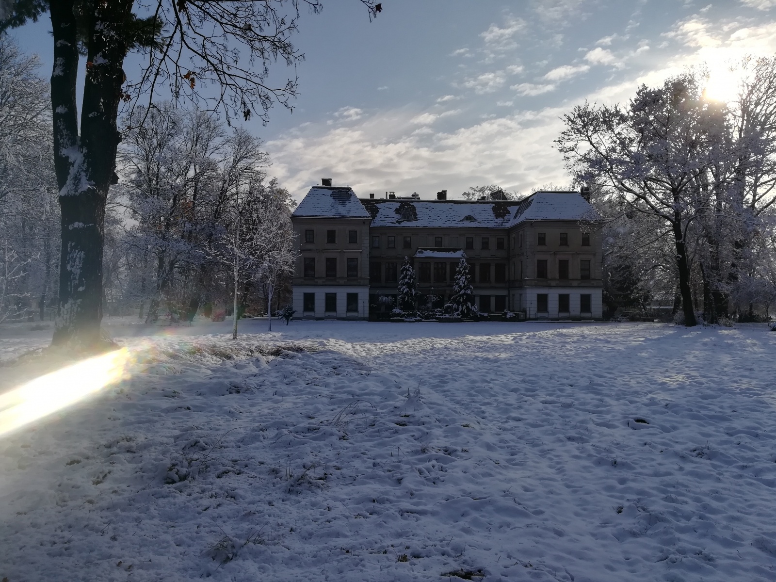 Zdjęcie w galerii na portalu naszraciborz.pl: Emocje zapisane w murach. Dawni mieszkańcy wojnowickiego pałacu wiadomości z regionu