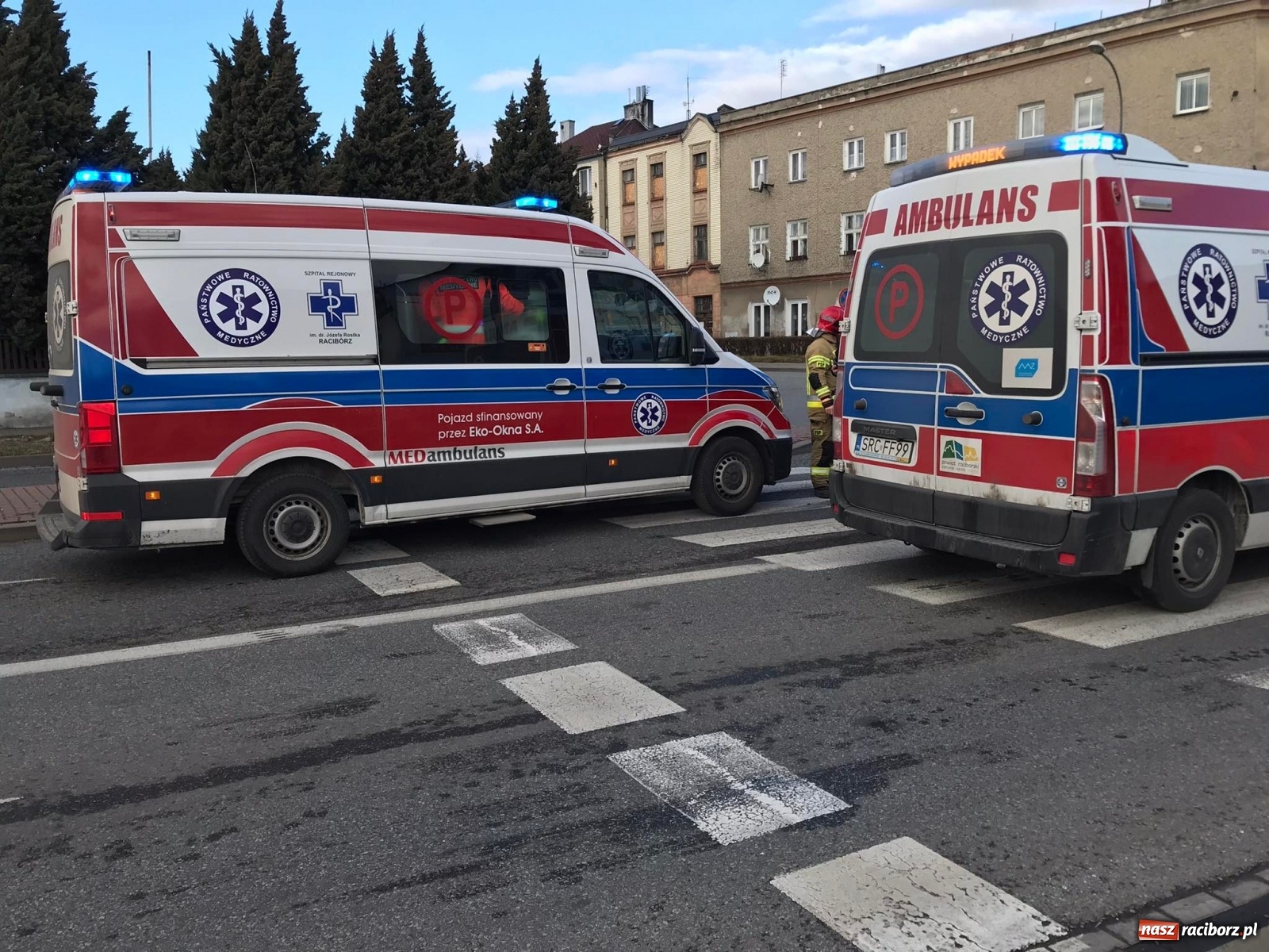 Zdjęcie w galerii na portalu naszraciborz.pl: Trzy pojazdy, w tym karetka zderzyły się przy mleczarni [FOTO] wiadomości z regionu