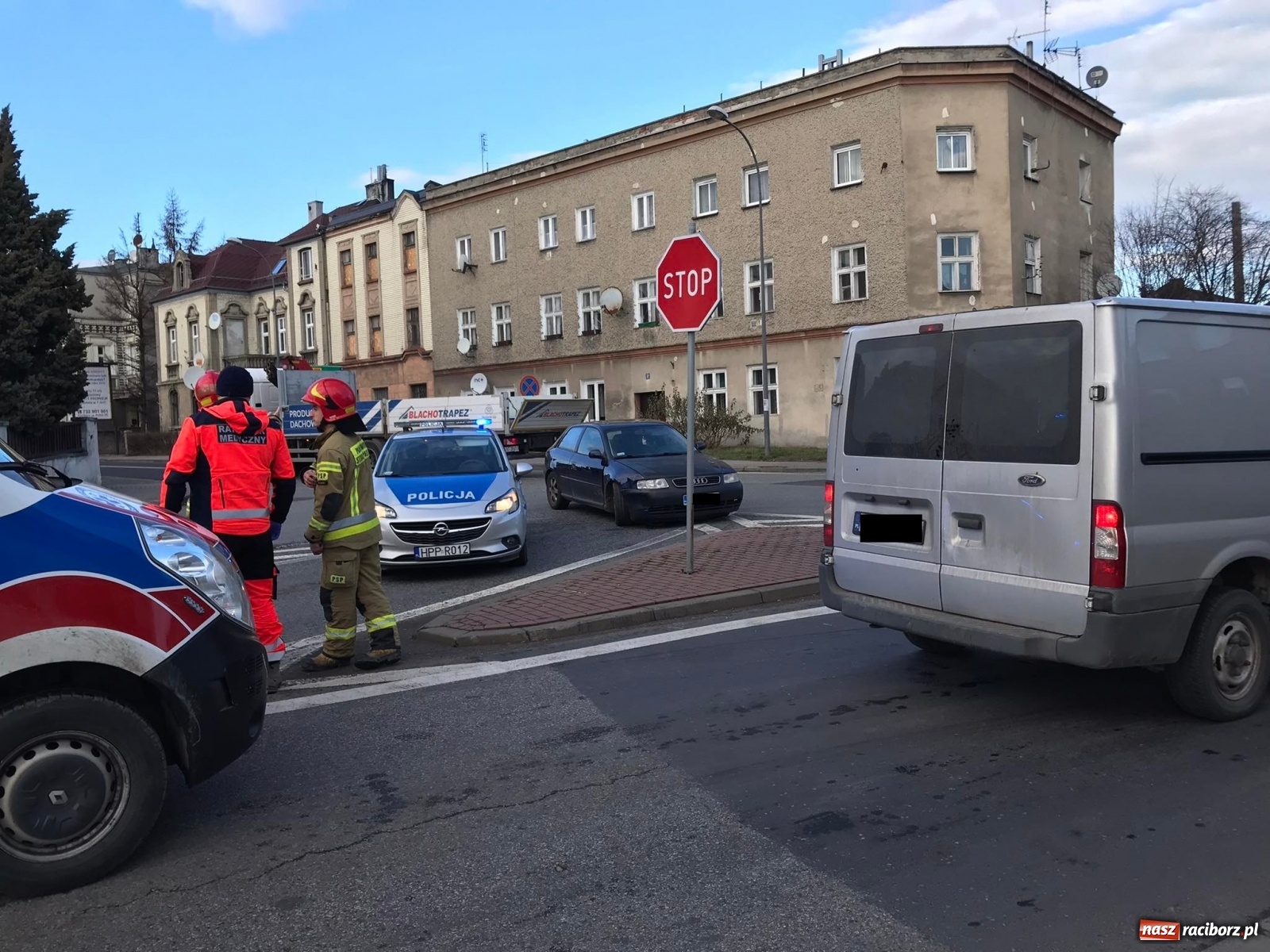 Zdjęcie w galerii na portalu naszraciborz.pl: Trzy pojazdy, w tym karetka zderzyły się przy mleczarni [FOTO] wiadomości z regionu