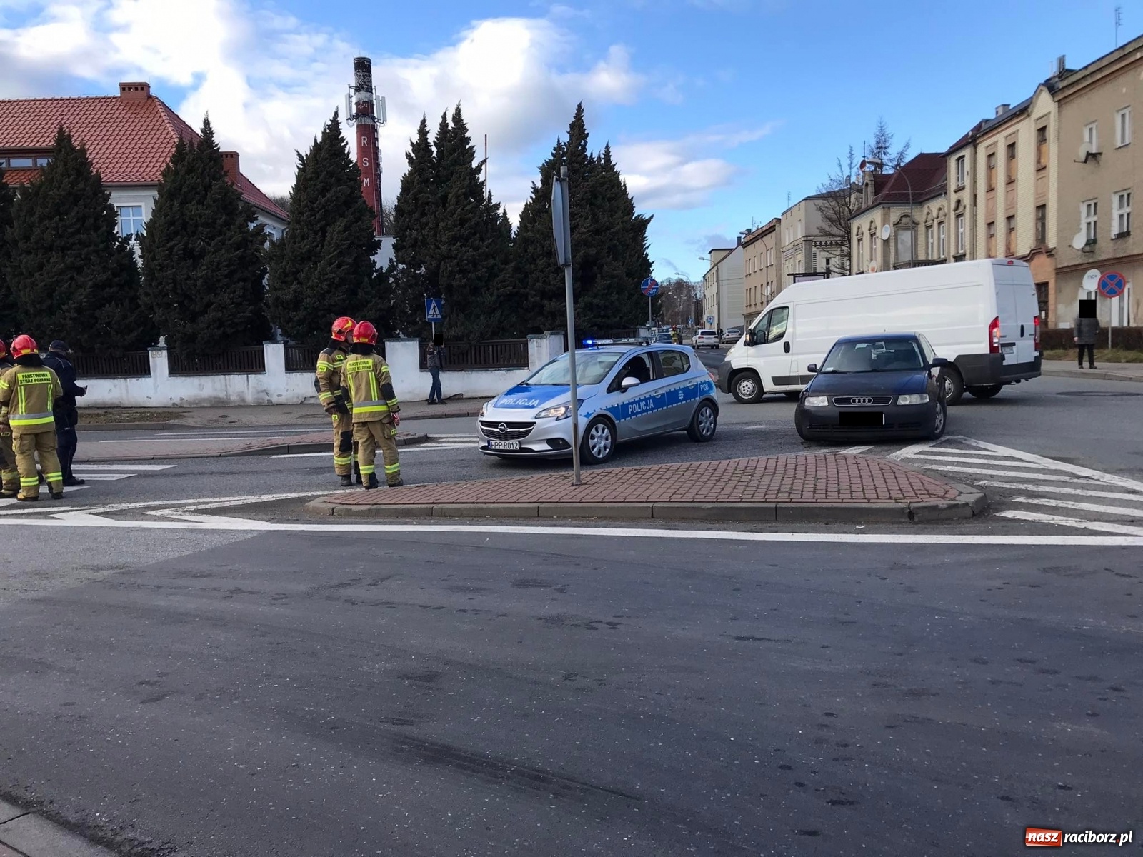 Zdjęcie w galerii na portalu naszraciborz.pl: Trzy pojazdy, w tym karetka zderzyły się przy mleczarni [FOTO] wiadomości z regionu