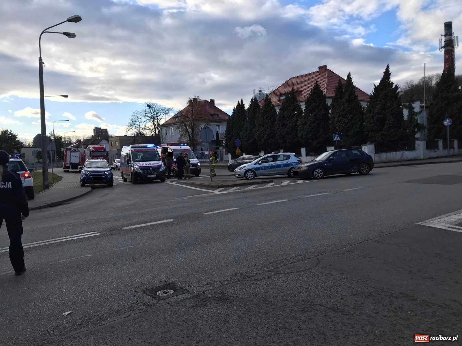 Zdjęcie w galerii na portalu naszraciborz.pl: Trzy pojazdy, w tym karetka zderzyły się przy mleczarni [FOTO] wiadomości z regionu