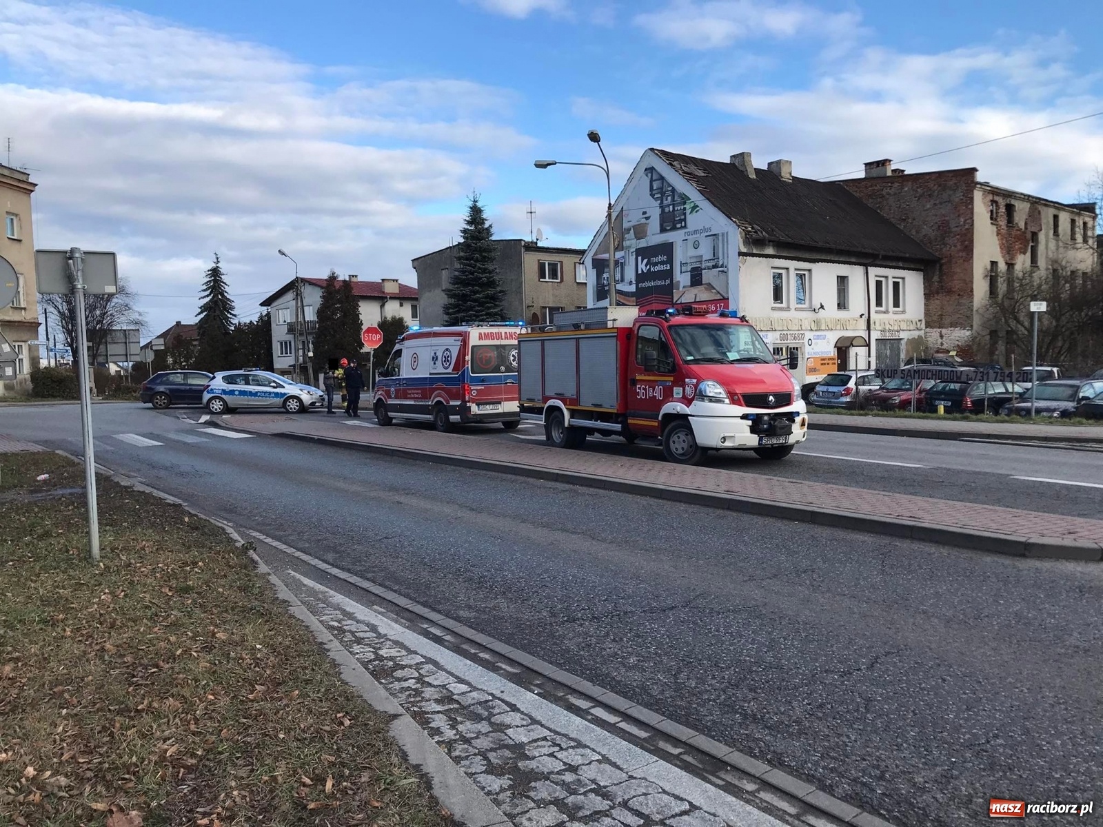 Zdjęcie w galerii na portalu naszraciborz.pl: Trzy pojazdy, w tym karetka zderzyły się przy mleczarni [FOTO] wiadomości z regionu