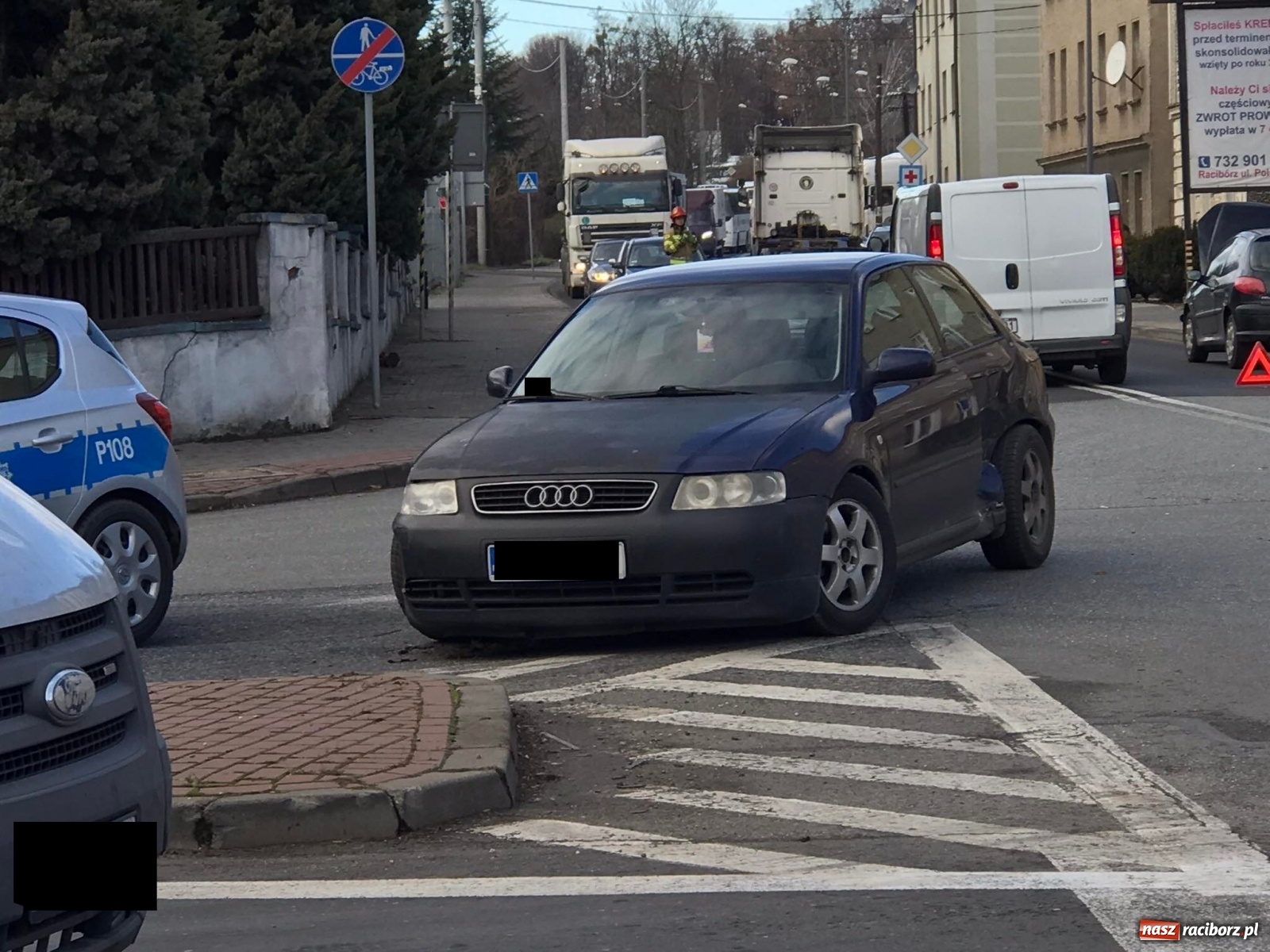 Zdjęcie w galerii na portalu naszraciborz.pl: Trzy pojazdy, w tym karetka zderzyły się przy mleczarni [FOTO] wiadomości z regionu