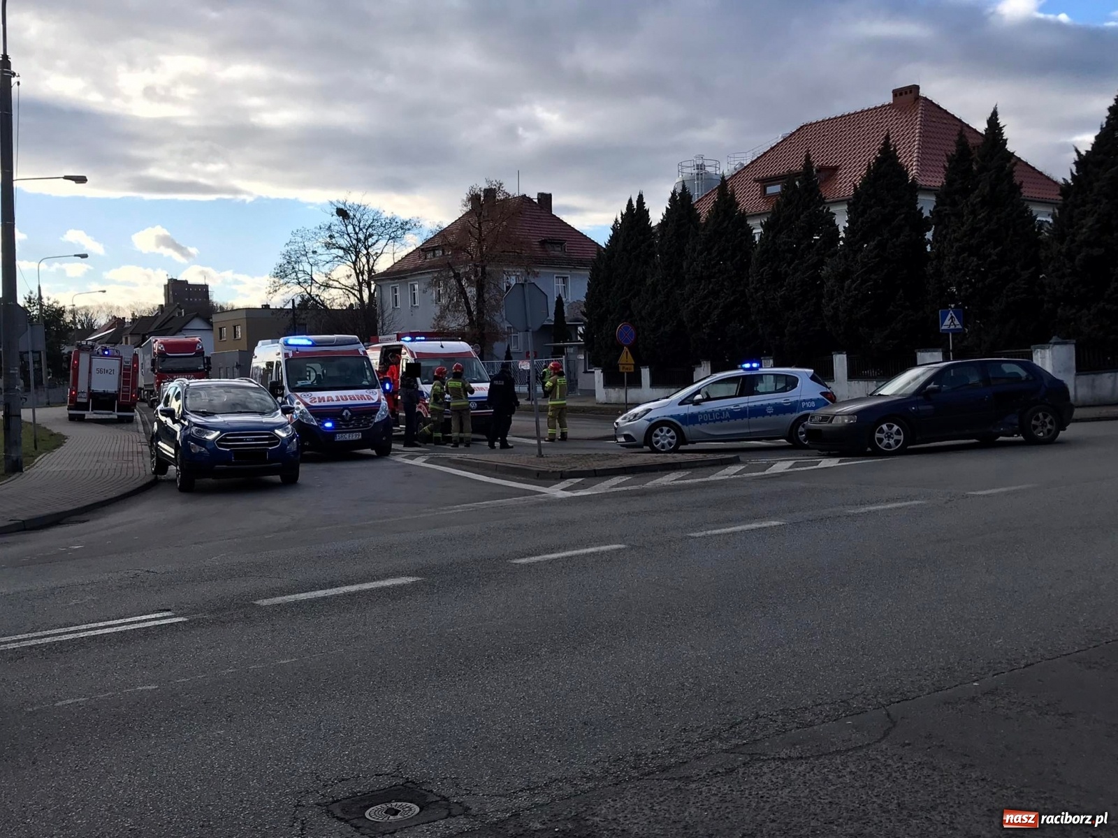 Zdjęcie w galerii na portalu naszraciborz.pl: Trzy pojazdy, w tym karetka zderzyły się przy mleczarni [FOTO] wiadomości z regionu