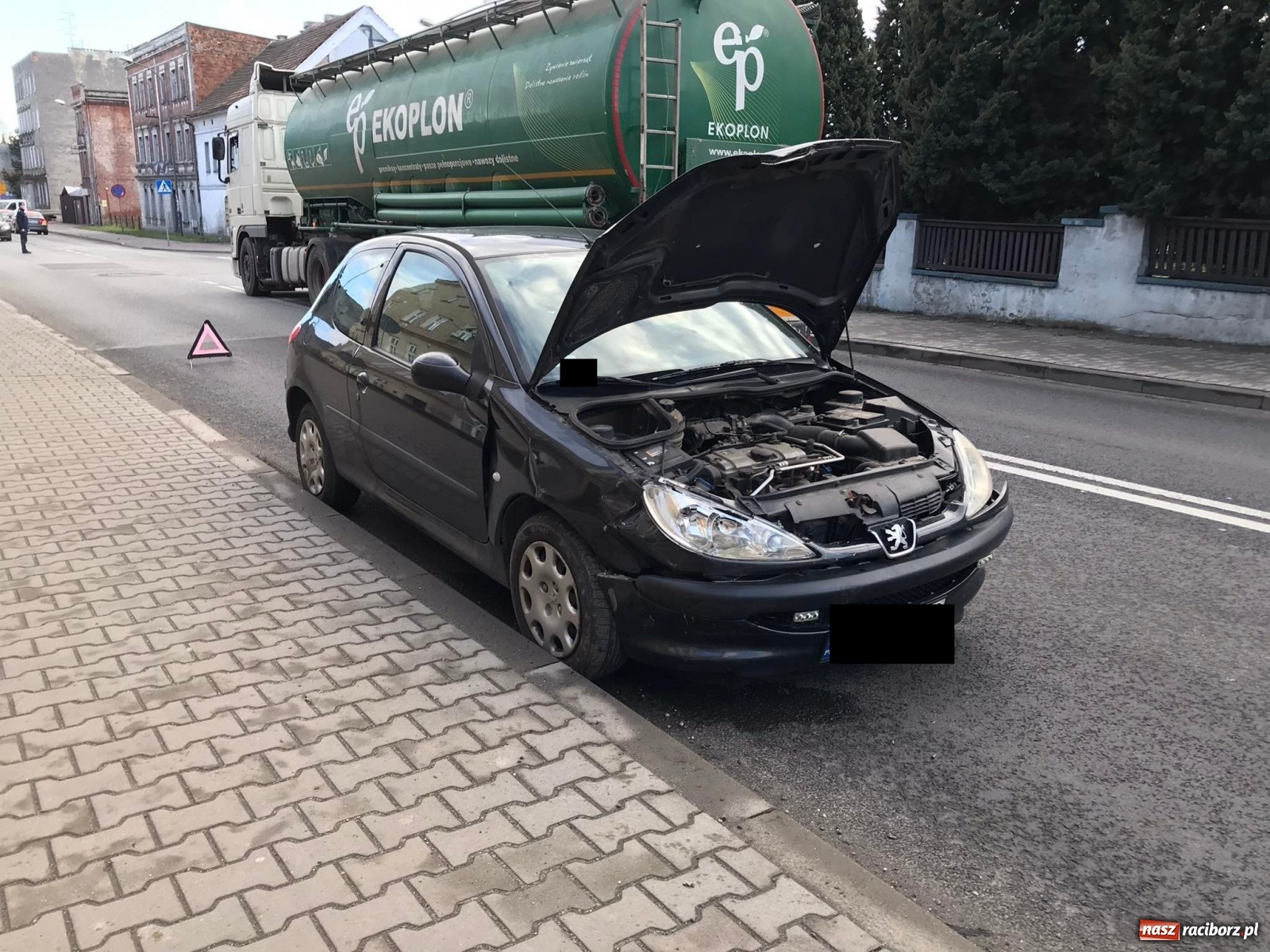 Zdjęcie w galerii na portalu naszraciborz.pl: Trzy pojazdy, w tym karetka zderzyły się przy mleczarni [FOTO] wiadomości z regionu