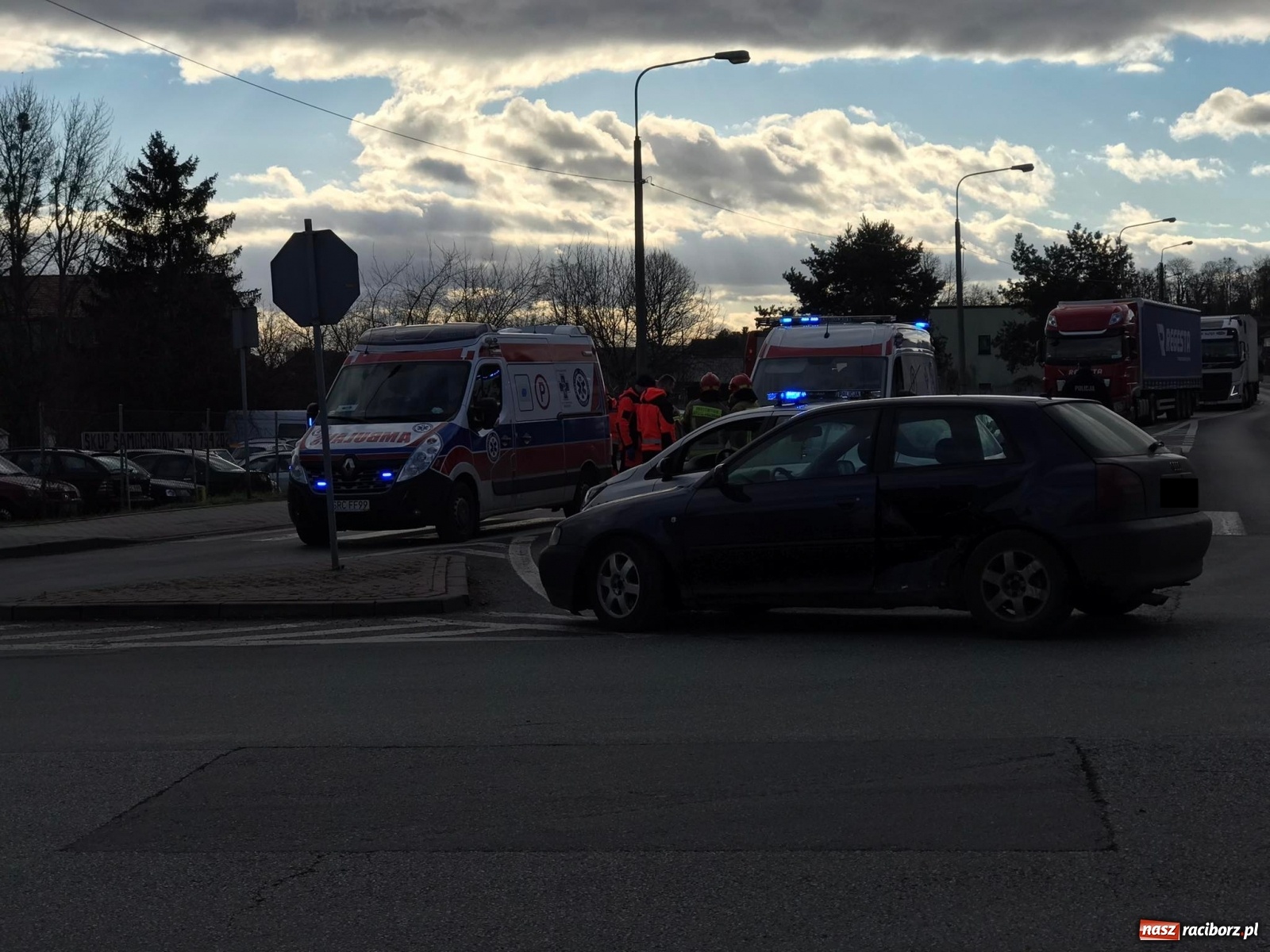 Zdjęcie w galerii na portalu naszraciborz.pl: Trzy pojazdy, w tym karetka zderzyły się przy mleczarni [FOTO] wiadomości z regionu