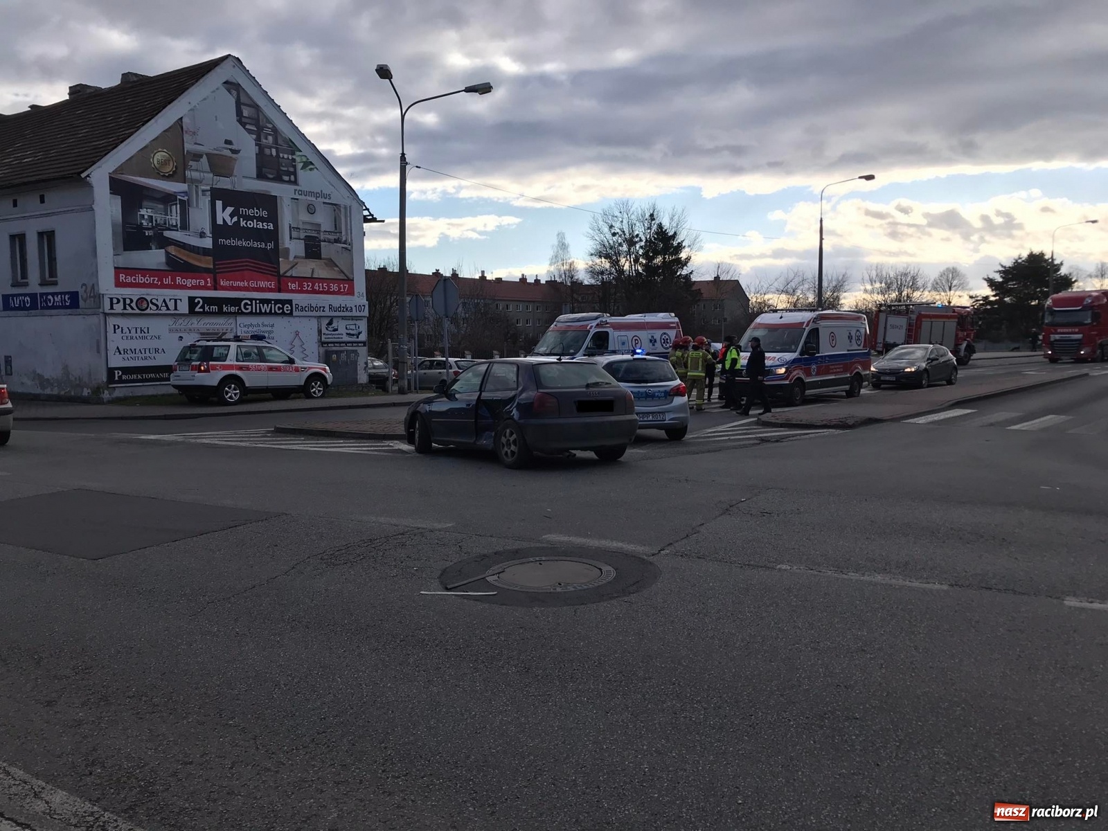 Zdjęcie w galerii na portalu naszraciborz.pl: Trzy pojazdy, w tym karetka zderzyły się przy mleczarni [FOTO] wiadomości z regionu