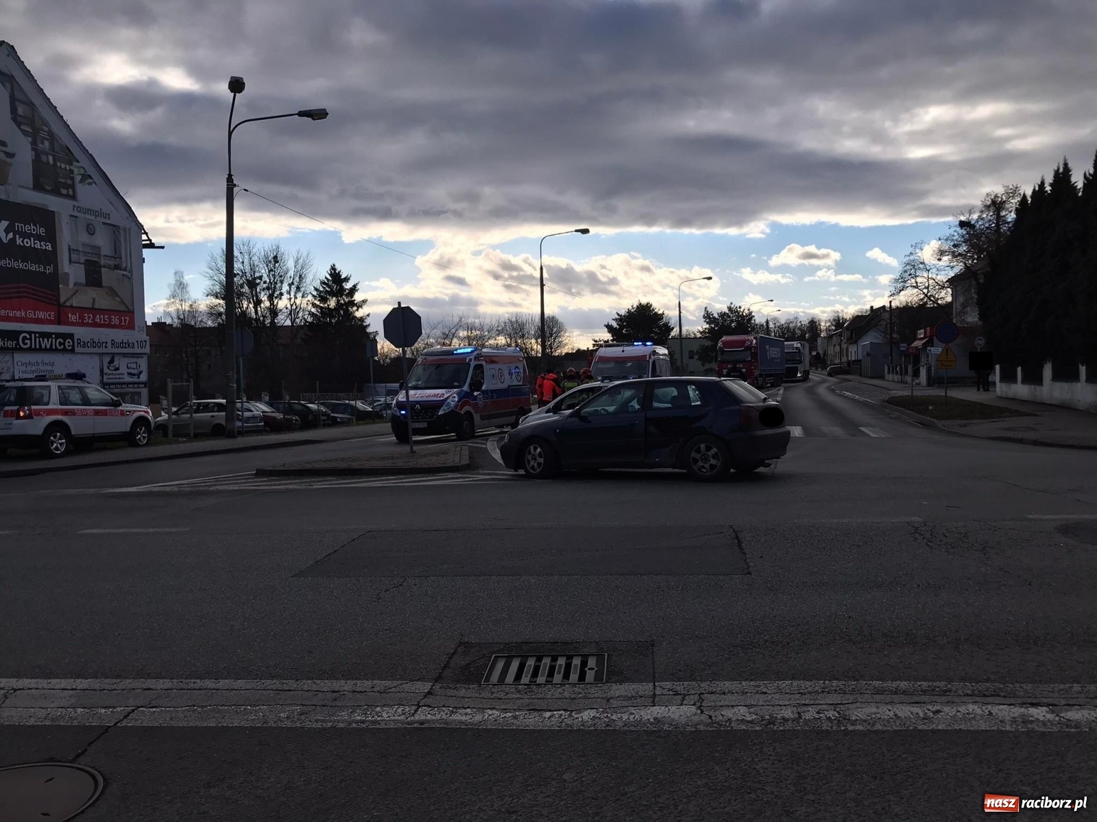 Zdjęcie w galerii na portalu naszraciborz.pl: Trzy pojazdy, w tym karetka zderzyły się przy mleczarni [FOTO] wiadomości z regionu