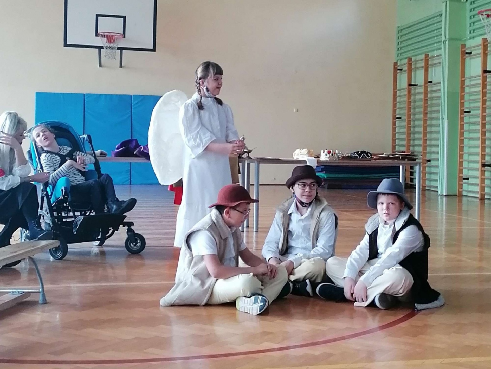 Zdjęcie w galerii na portalu naszraciborz.pl: Rekolekcje i jasełka w Zespole Szkół Specjalnych [FOTO] wiadomości z regionu