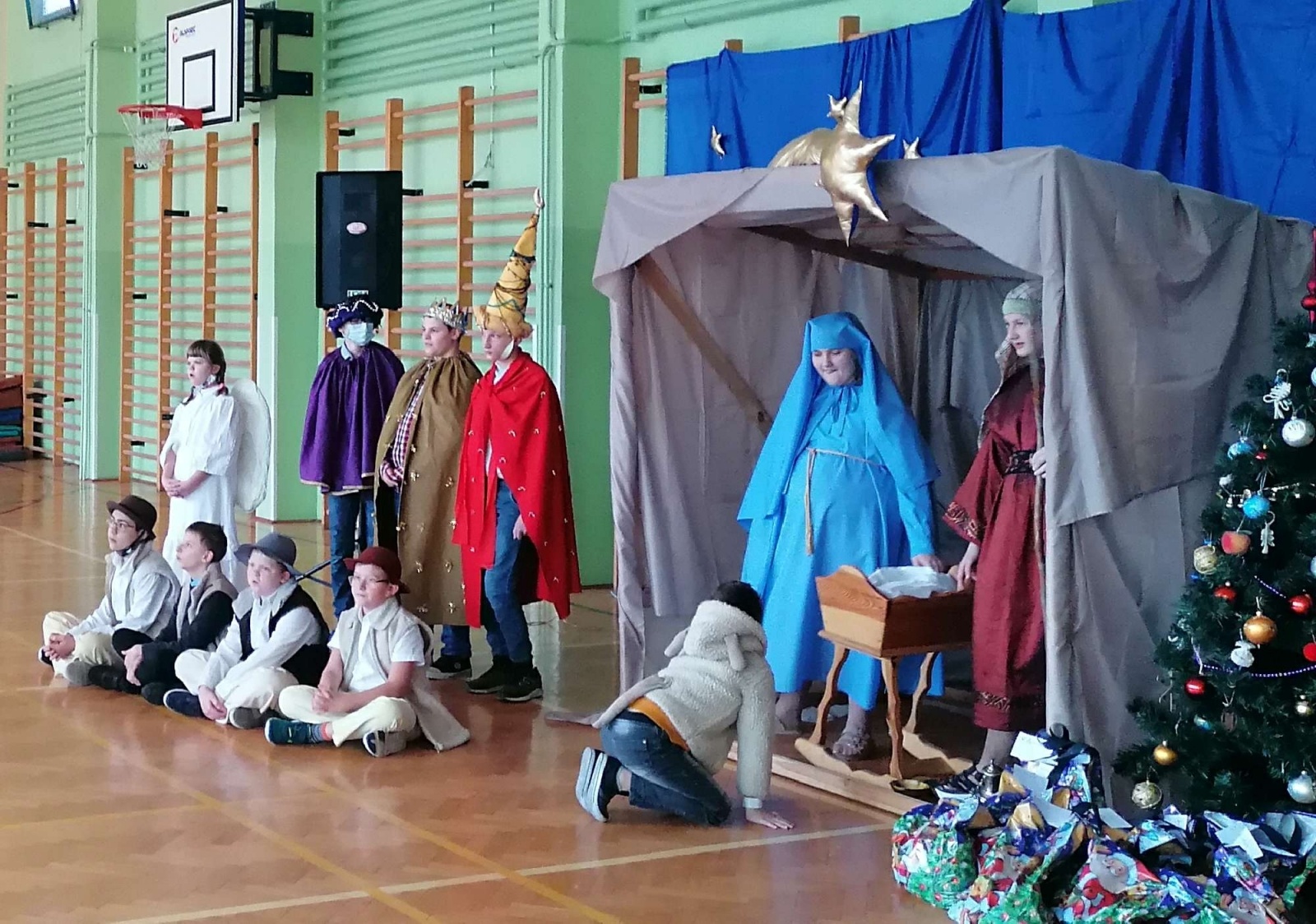 Zdjęcie w galerii na portalu naszraciborz.pl: Rekolekcje i jasełka w Zespole Szkół Specjalnych [FOTO] wiadomości z regionu