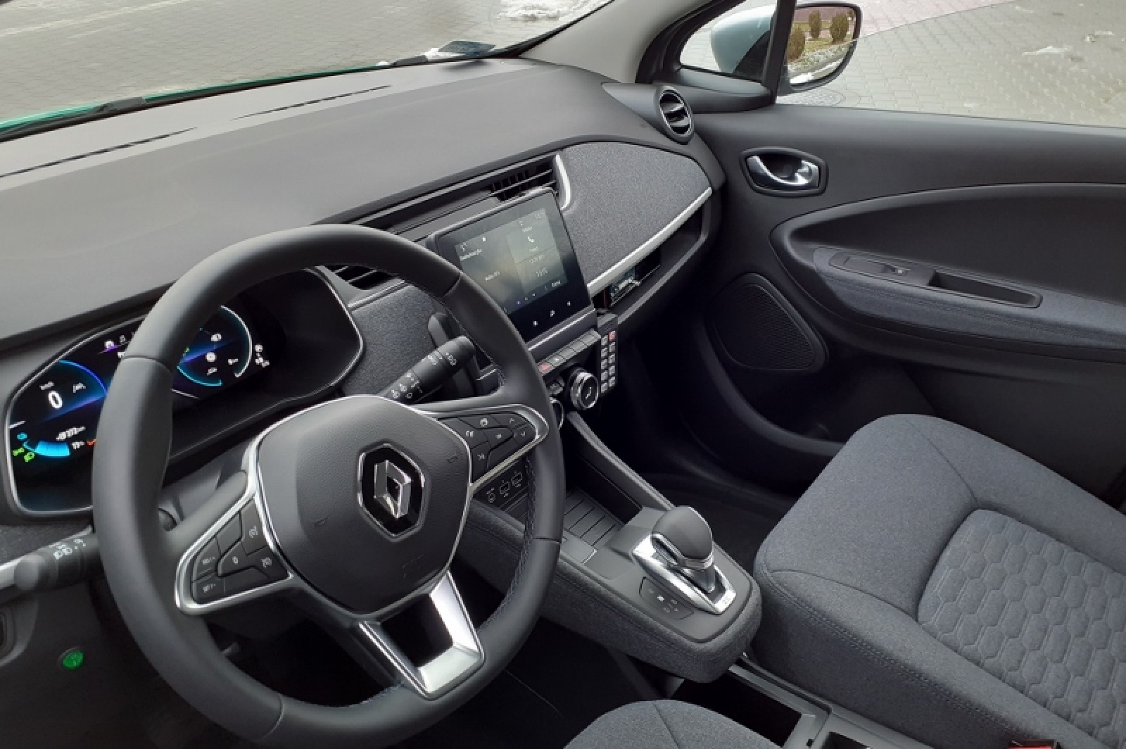 Zdjęcie w galerii na portalu naszraciborz.pl: Pierwszy samochód z napędem elektrycznym w Śląskim Oddziale Straży Granicznej wiadomości z regionu