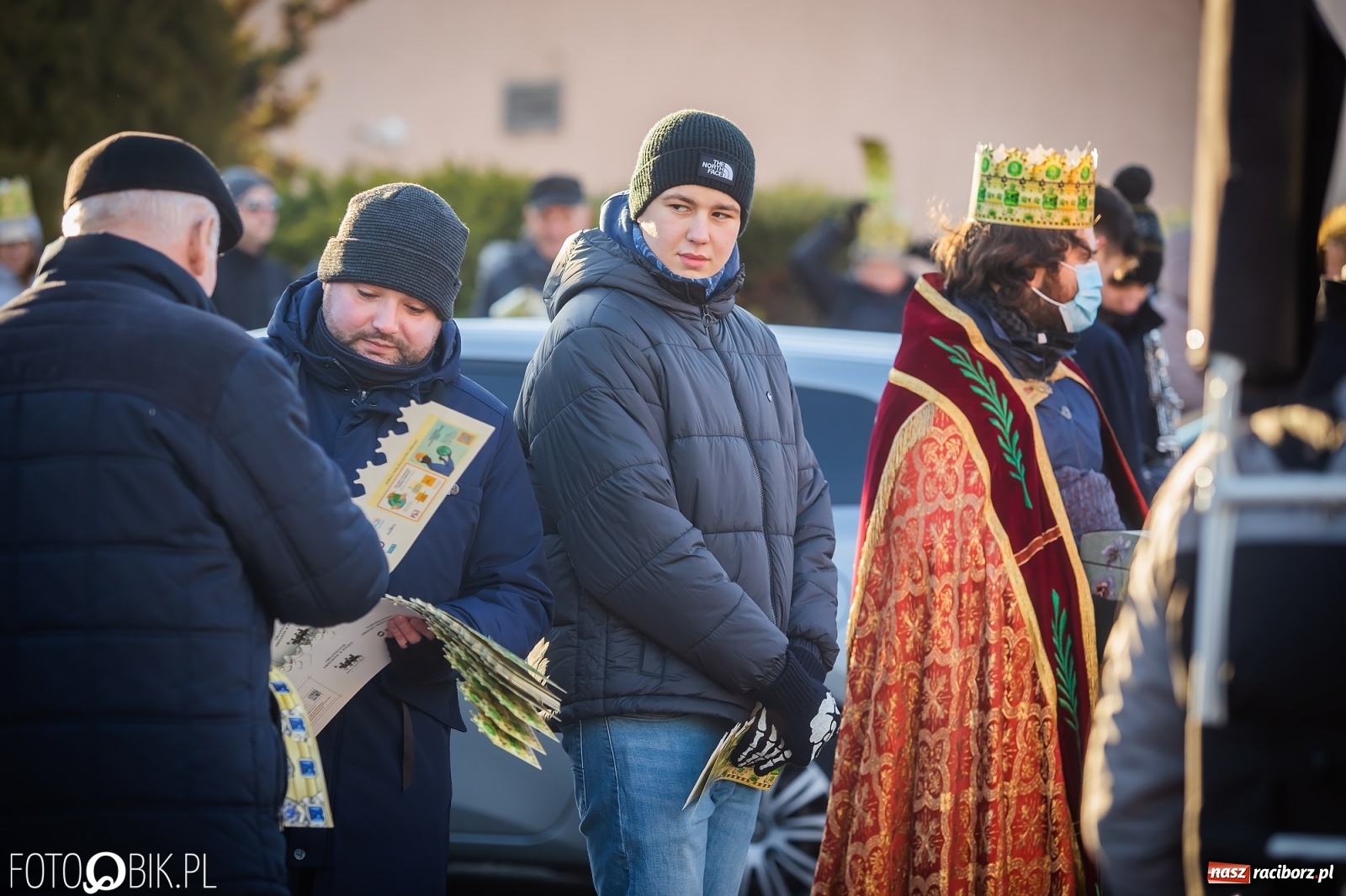 Zdjęcie w galerii na portalu naszraciborz.pl: Raciborski Orszak Trzech Króli - dwie scenki i setki wiernych [WIDEO] wiadomości z regionu