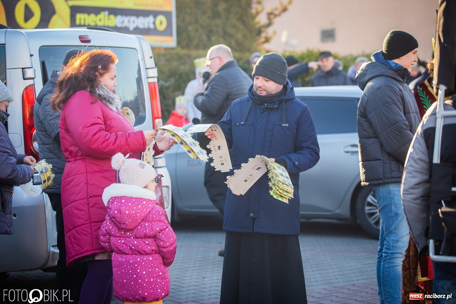 Zdjęcie w galerii na portalu naszraciborz.pl: Raciborski Orszak Trzech Króli - dwie scenki i setki wiernych [WIDEO] wiadomości z regionu