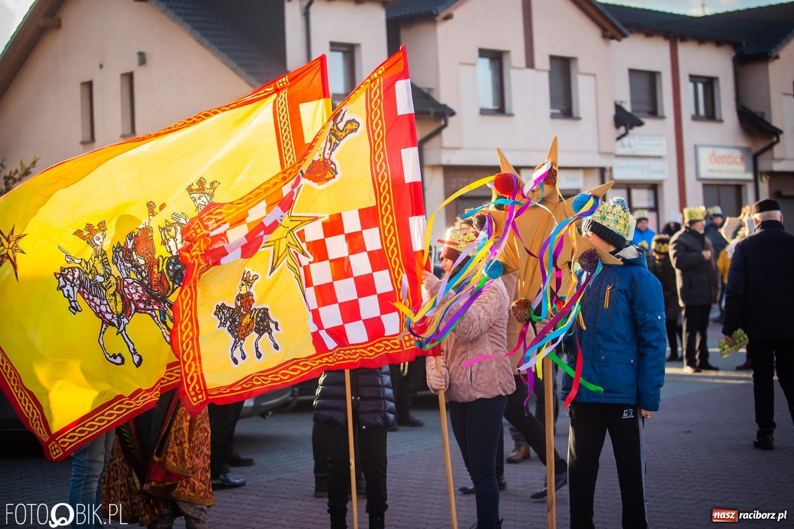 Zdjęcie w galerii na portalu naszraciborz.pl: Raciborski Orszak Trzech Króli - dwie scenki i setki wiernych [WIDEO] wiadomości z regionu