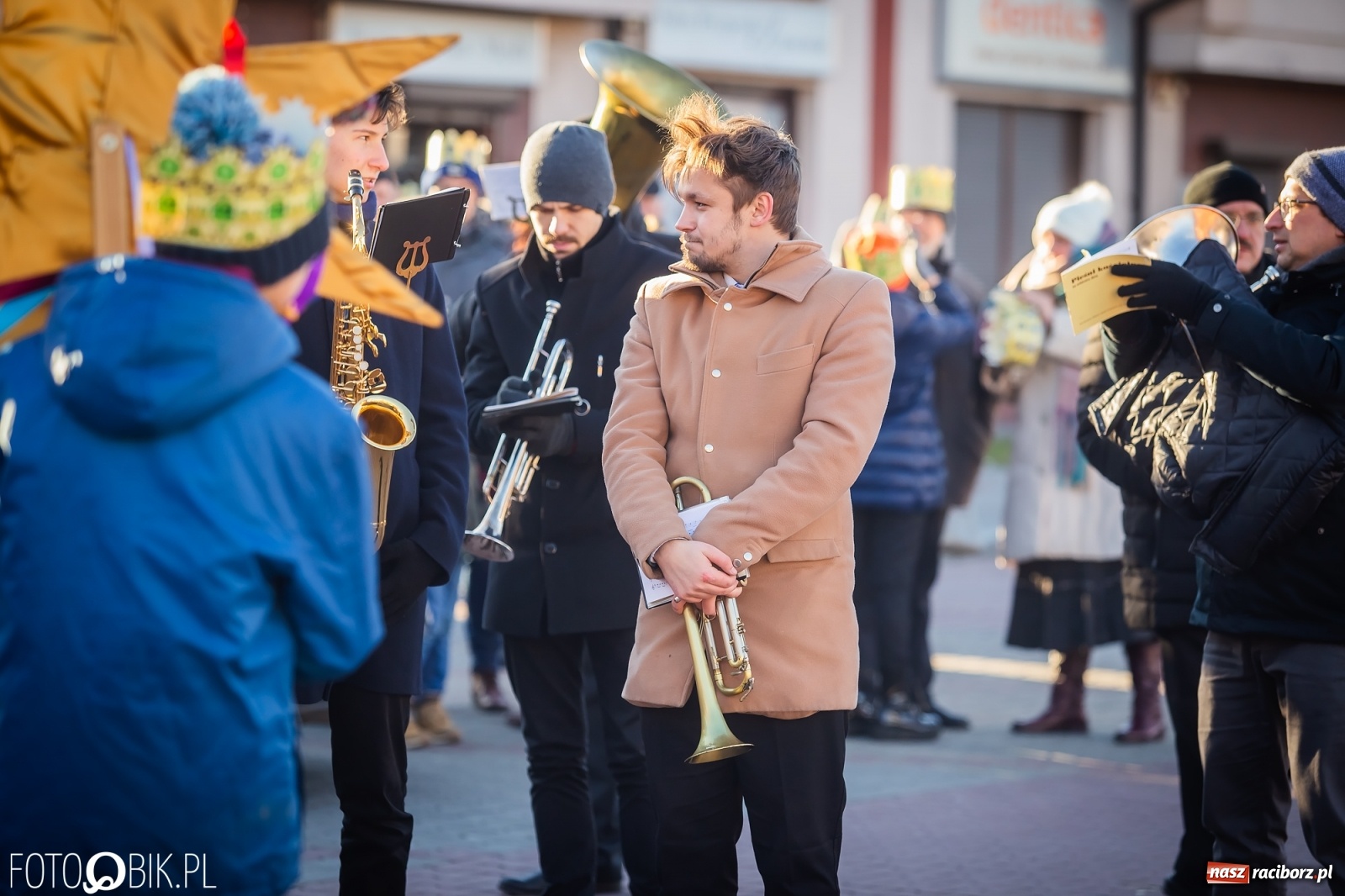Zdjęcie w galerii na portalu naszraciborz.pl: Raciborski Orszak Trzech Króli - dwie scenki i setki wiernych [WIDEO] wiadomości z regionu