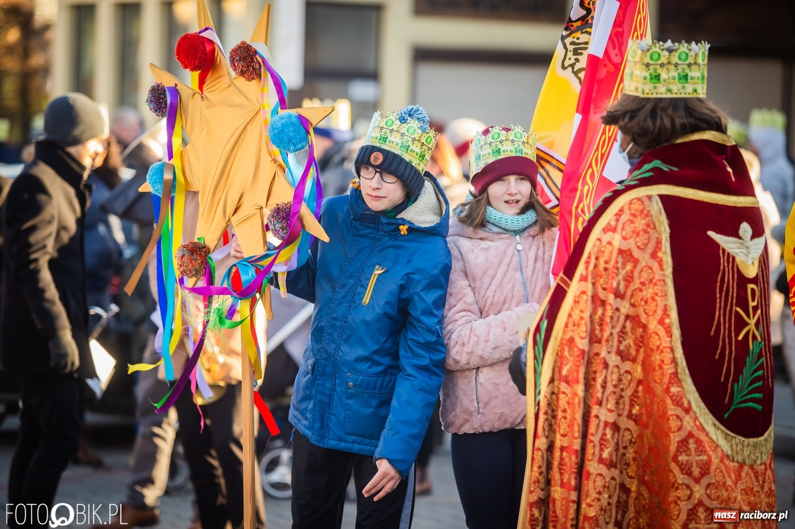 Zdjęcie w galerii na portalu naszraciborz.pl: Raciborski Orszak Trzech Króli - dwie scenki i setki wiernych [WIDEO] wiadomości z regionu