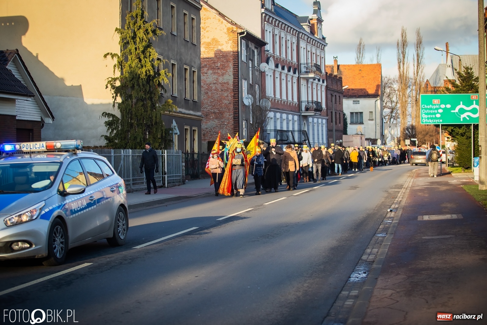 Zdjęcie w galerii na portalu naszraciborz.pl: Raciborski Orszak Trzech Króli - dwie scenki i setki wiernych [WIDEO] wiadomości z regionu