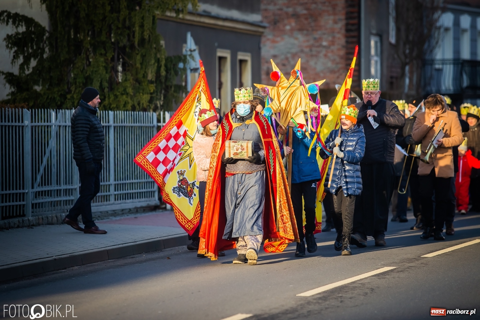 Zdjęcie w galerii na portalu naszraciborz.pl: Raciborski Orszak Trzech Króli - dwie scenki i setki wiernych [WIDEO] wiadomości z regionu