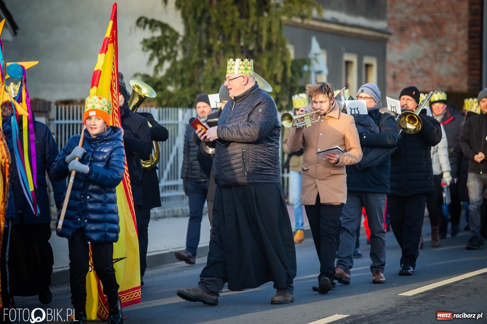 Zdjęcie w galerii na portalu naszraciborz.pl: Raciborski Orszak Trzech Króli - dwie scenki i setki wiernych [WIDEO] wiadomości z regionu