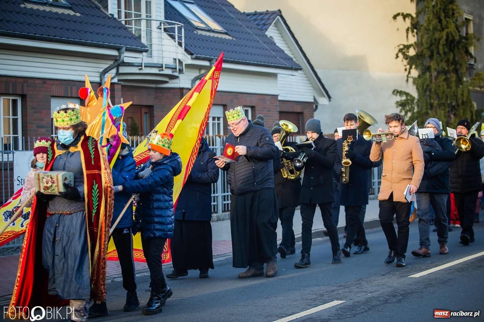 Zdjęcie w galerii na portalu naszraciborz.pl: Raciborski Orszak Trzech Króli - dwie scenki i setki wiernych [WIDEO] wiadomości z regionu