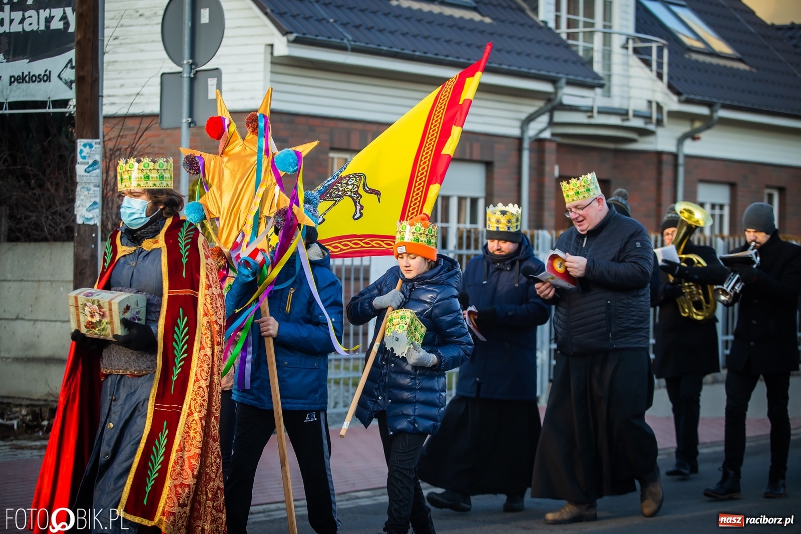 Zdjęcie w galerii na portalu naszraciborz.pl: Raciborski Orszak Trzech Króli - dwie scenki i setki wiernych [WIDEO] wiadomości z regionu