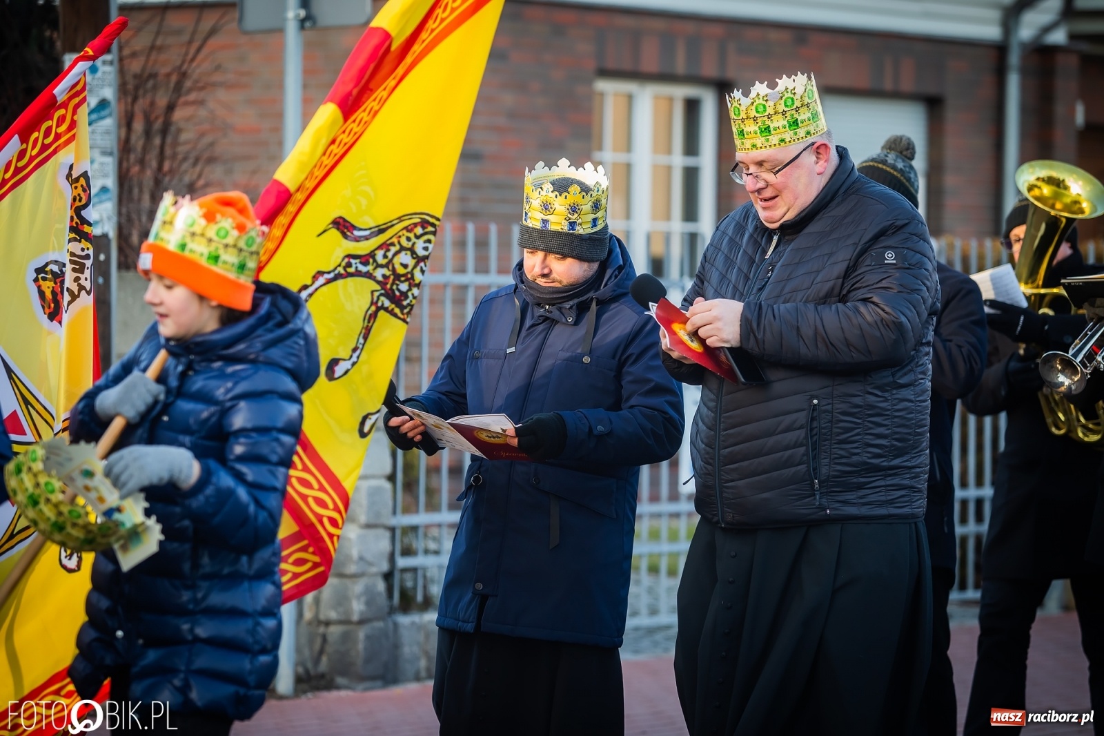 Zdjęcie w galerii na portalu naszraciborz.pl: Raciborski Orszak Trzech Króli - dwie scenki i setki wiernych [WIDEO] wiadomości z regionu
