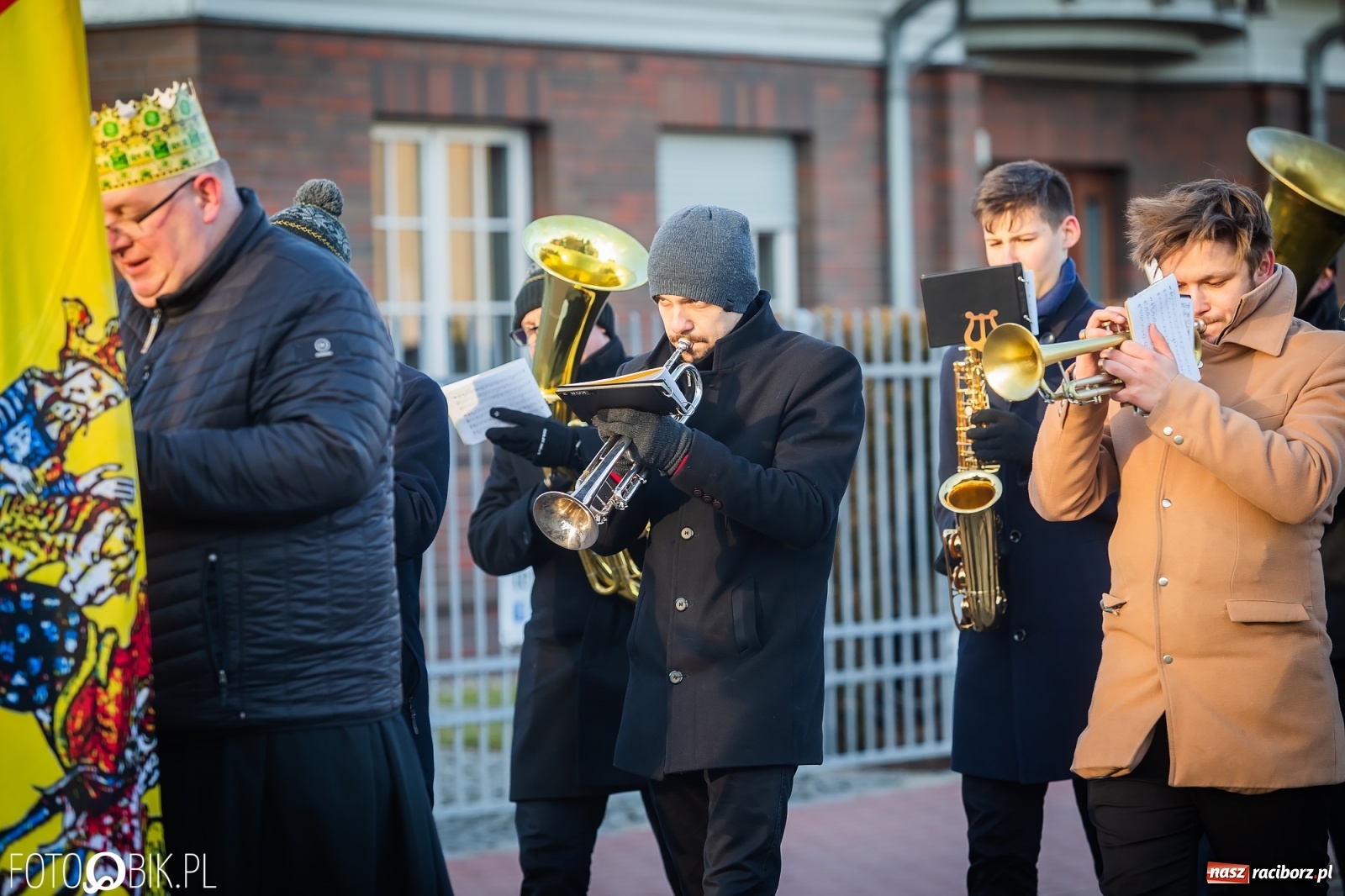 Zdjęcie w galerii na portalu naszraciborz.pl: Raciborski Orszak Trzech Króli - dwie scenki i setki wiernych [WIDEO] wiadomości z regionu