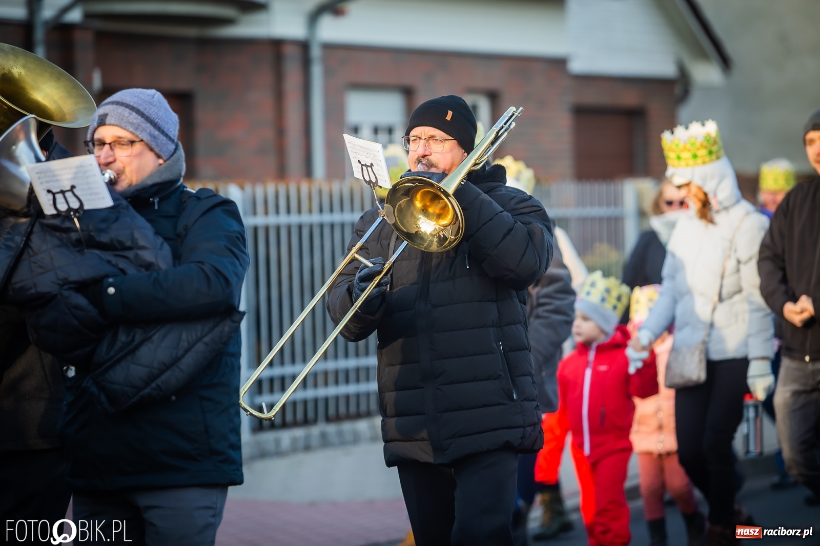 Zdjęcie w galerii na portalu naszraciborz.pl: Raciborski Orszak Trzech Króli - dwie scenki i setki wiernych [WIDEO] wiadomości z regionu