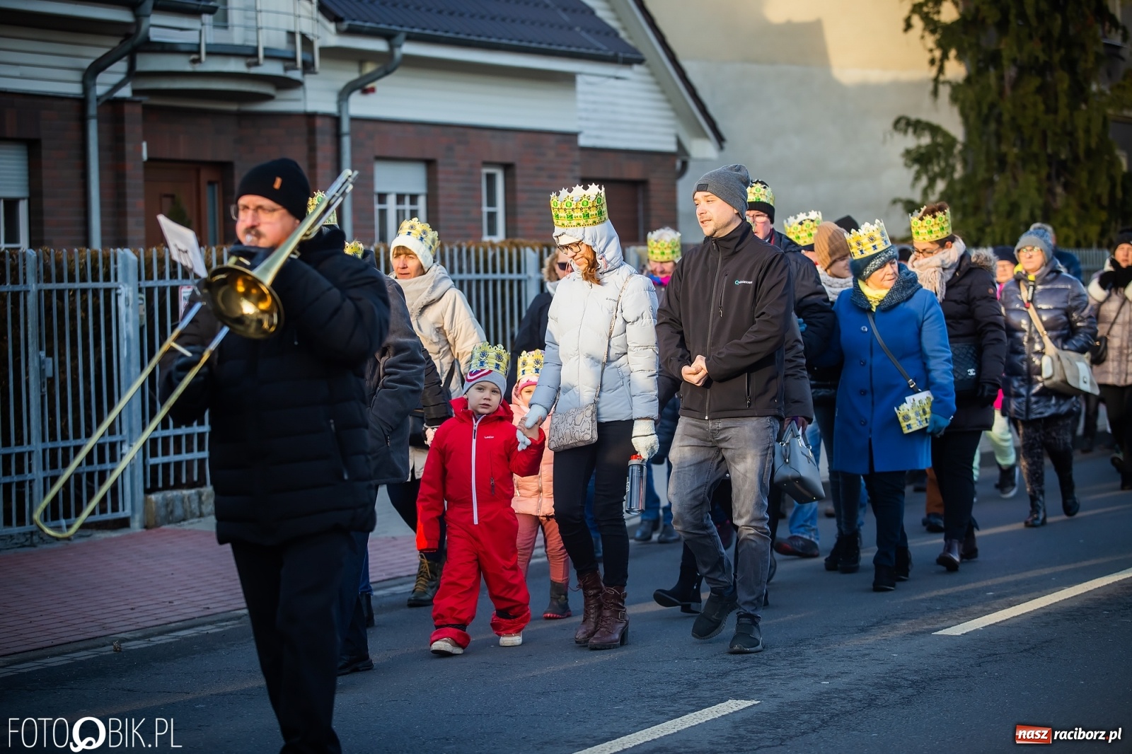 Zdjęcie w galerii na portalu naszraciborz.pl: Raciborski Orszak Trzech Króli - dwie scenki i setki wiernych [WIDEO] wiadomości z regionu
