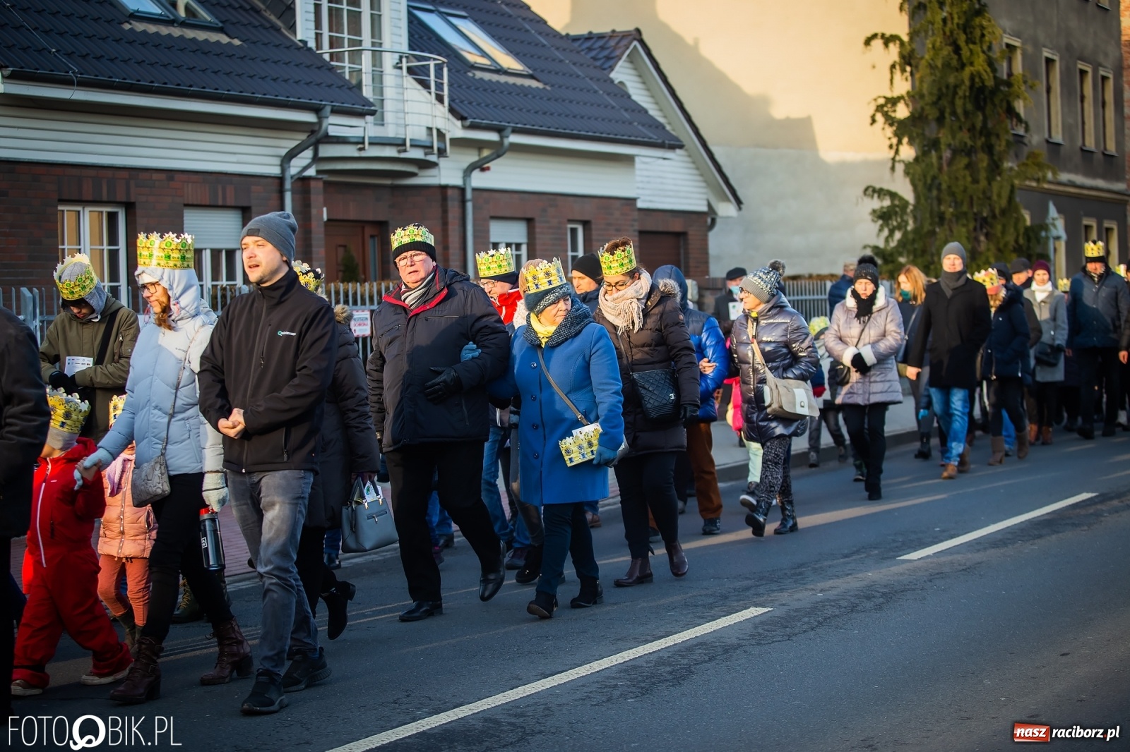 Zdjęcie w galerii na portalu naszraciborz.pl: Raciborski Orszak Trzech Króli - dwie scenki i setki wiernych [WIDEO] wiadomości z regionu