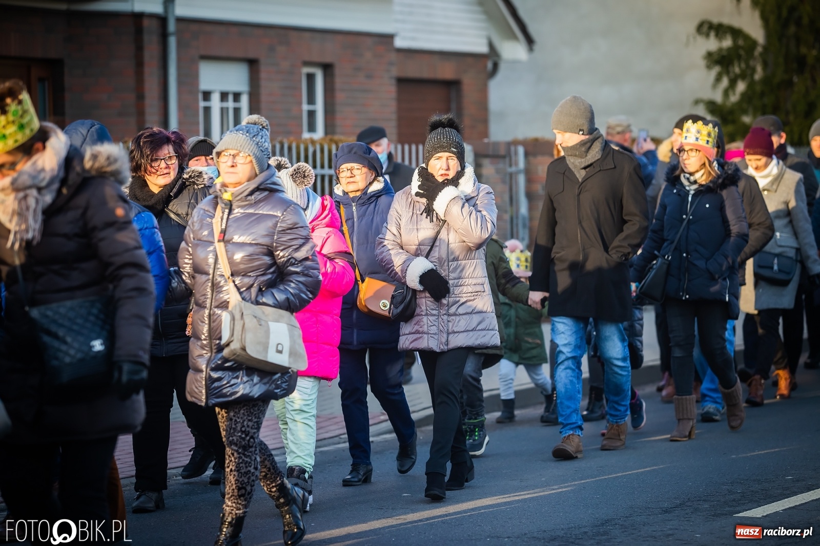 Zdjęcie w galerii na portalu naszraciborz.pl: Raciborski Orszak Trzech Króli - dwie scenki i setki wiernych [WIDEO] wiadomości z regionu