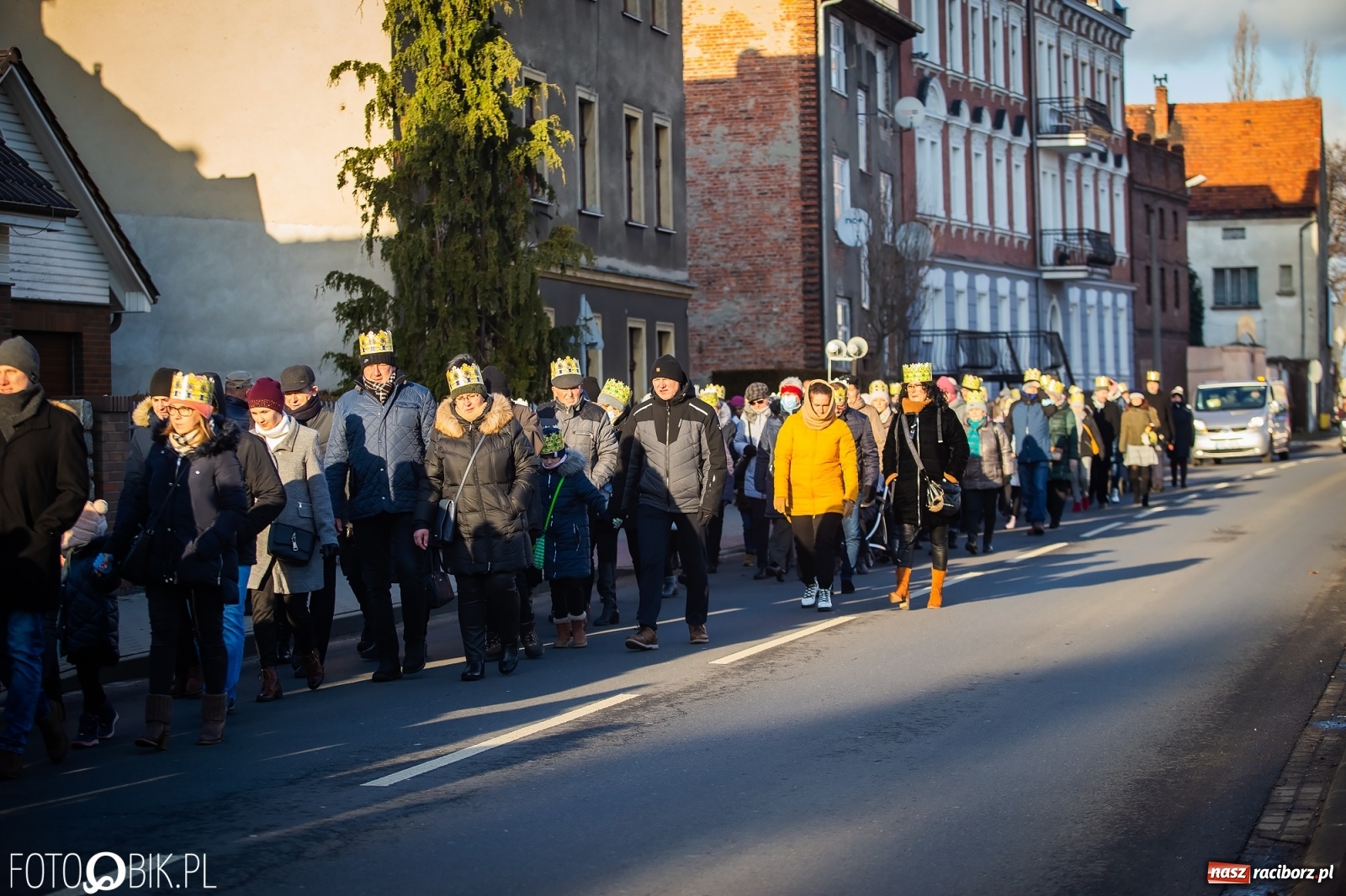 Zdjęcie w galerii na portalu naszraciborz.pl: Raciborski Orszak Trzech Króli - dwie scenki i setki wiernych [WIDEO] wiadomości z regionu