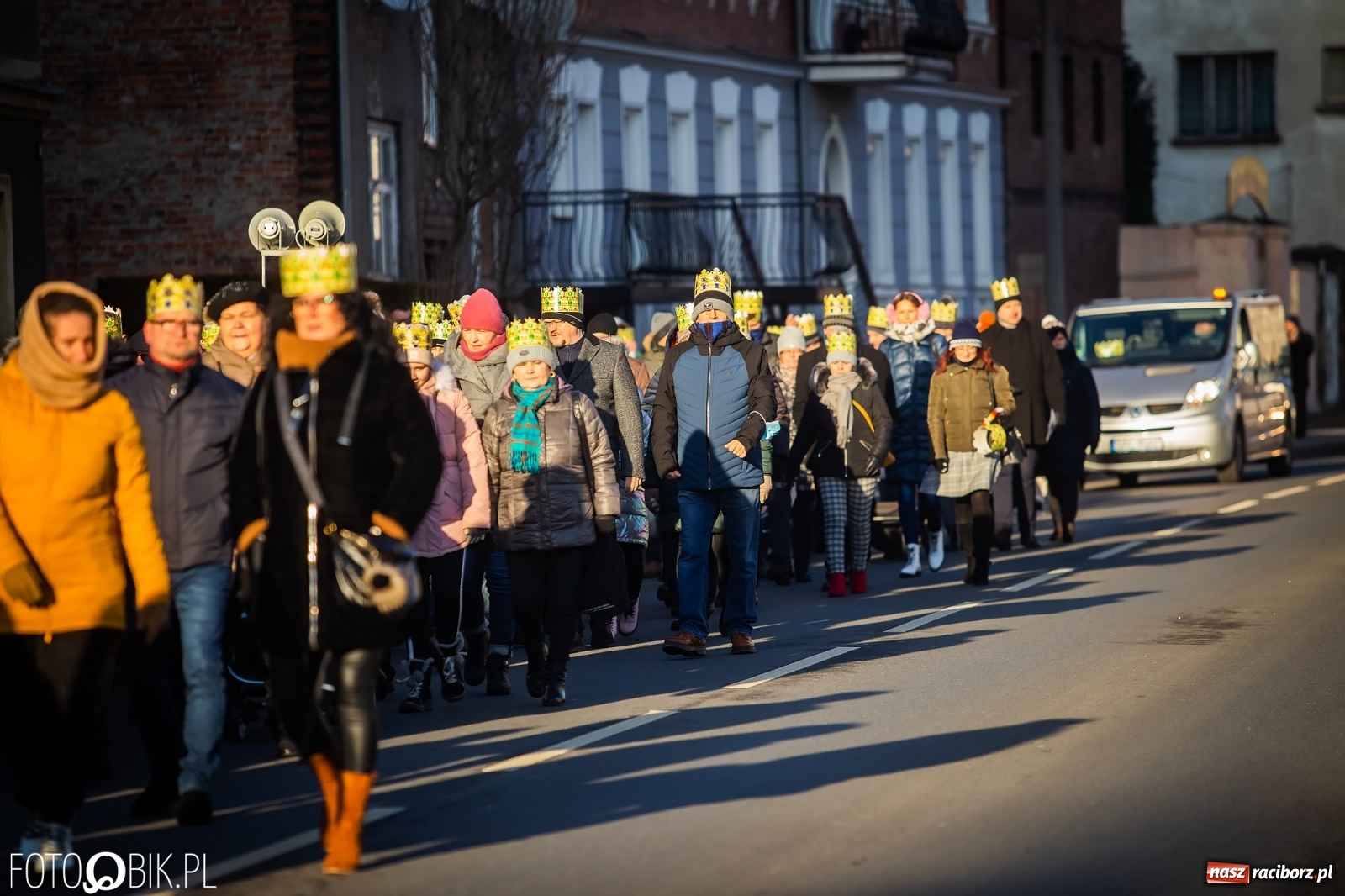 Zdjęcie w galerii na portalu naszraciborz.pl: Raciborski Orszak Trzech Króli - dwie scenki i setki wiernych [WIDEO] wiadomości z regionu