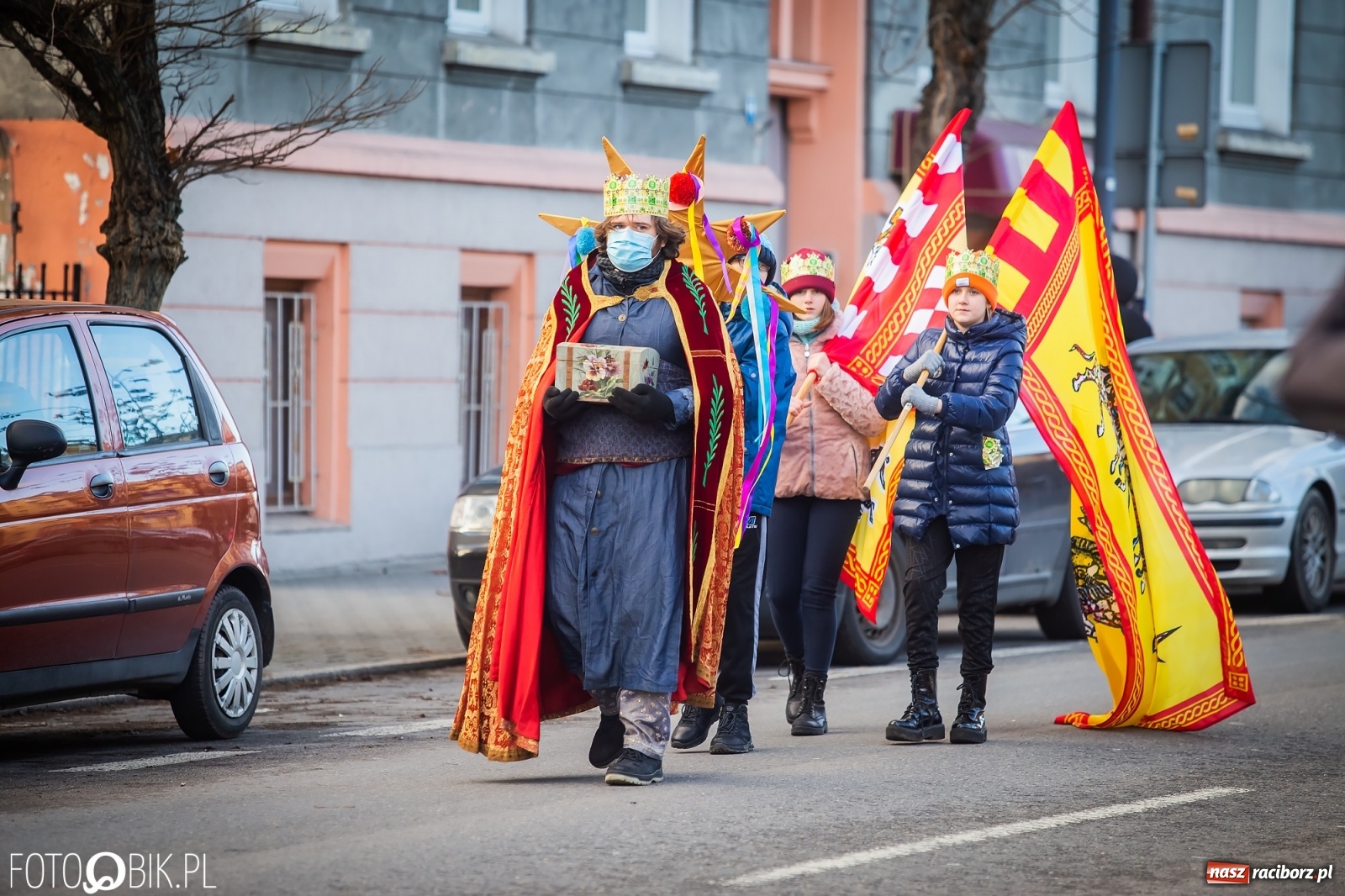 Zdjęcie w galerii na portalu naszraciborz.pl: Raciborski Orszak Trzech Króli - dwie scenki i setki wiernych [WIDEO] wiadomości z regionu