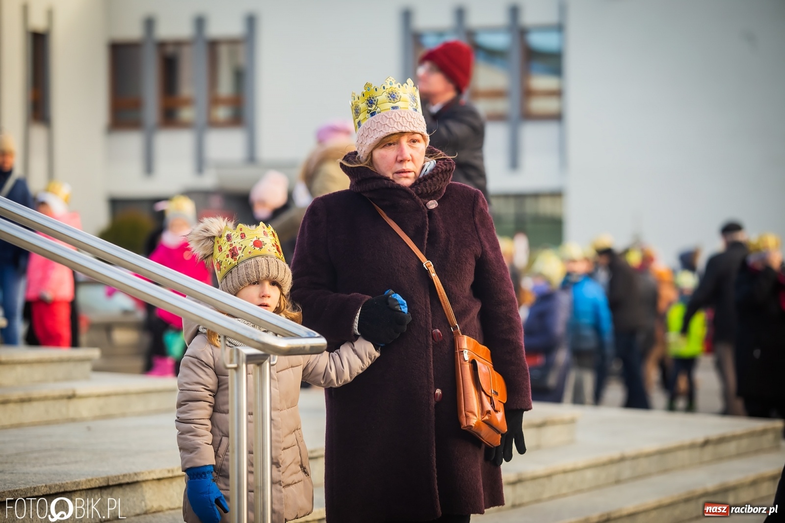 Zdjęcie w galerii na portalu naszraciborz.pl: Raciborski Orszak Trzech Króli - dwie scenki i setki wiernych [WIDEO] wiadomości z regionu