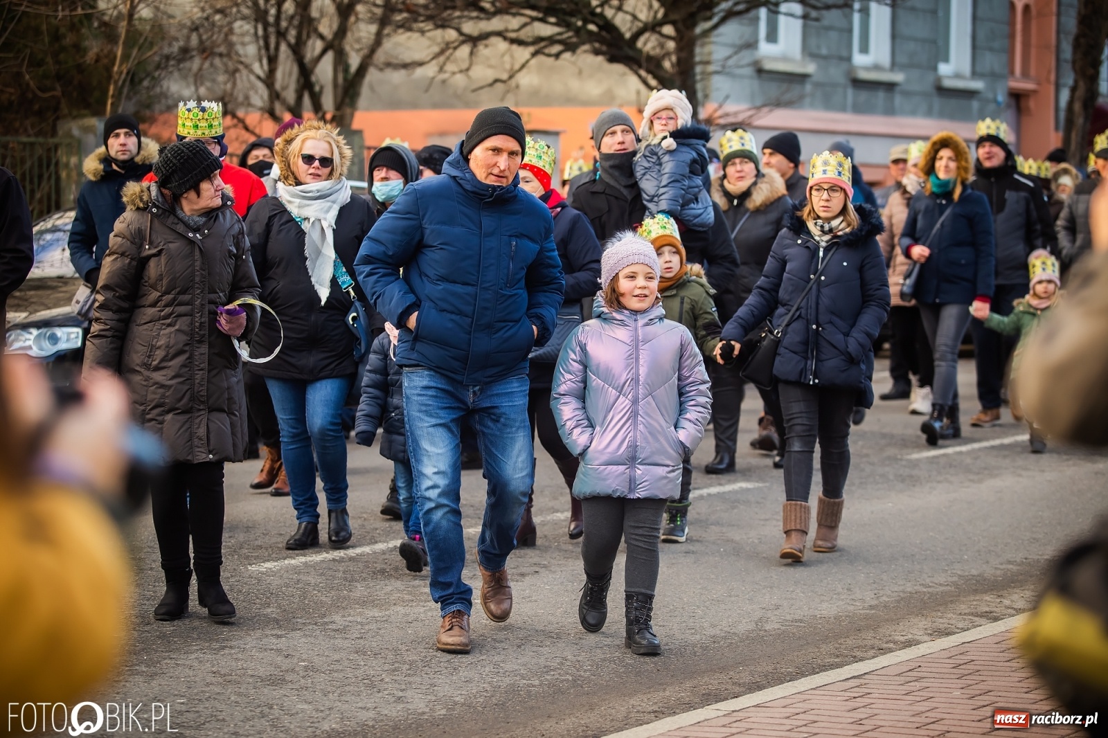 Zdjęcie w galerii na portalu naszraciborz.pl: Raciborski Orszak Trzech Króli - dwie scenki i setki wiernych [WIDEO] wiadomości z regionu