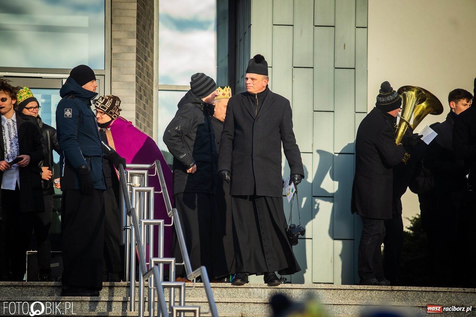 Zdjęcie w galerii na portalu naszraciborz.pl: Raciborski Orszak Trzech Króli - dwie scenki i setki wiernych [WIDEO] wiadomości z regionu