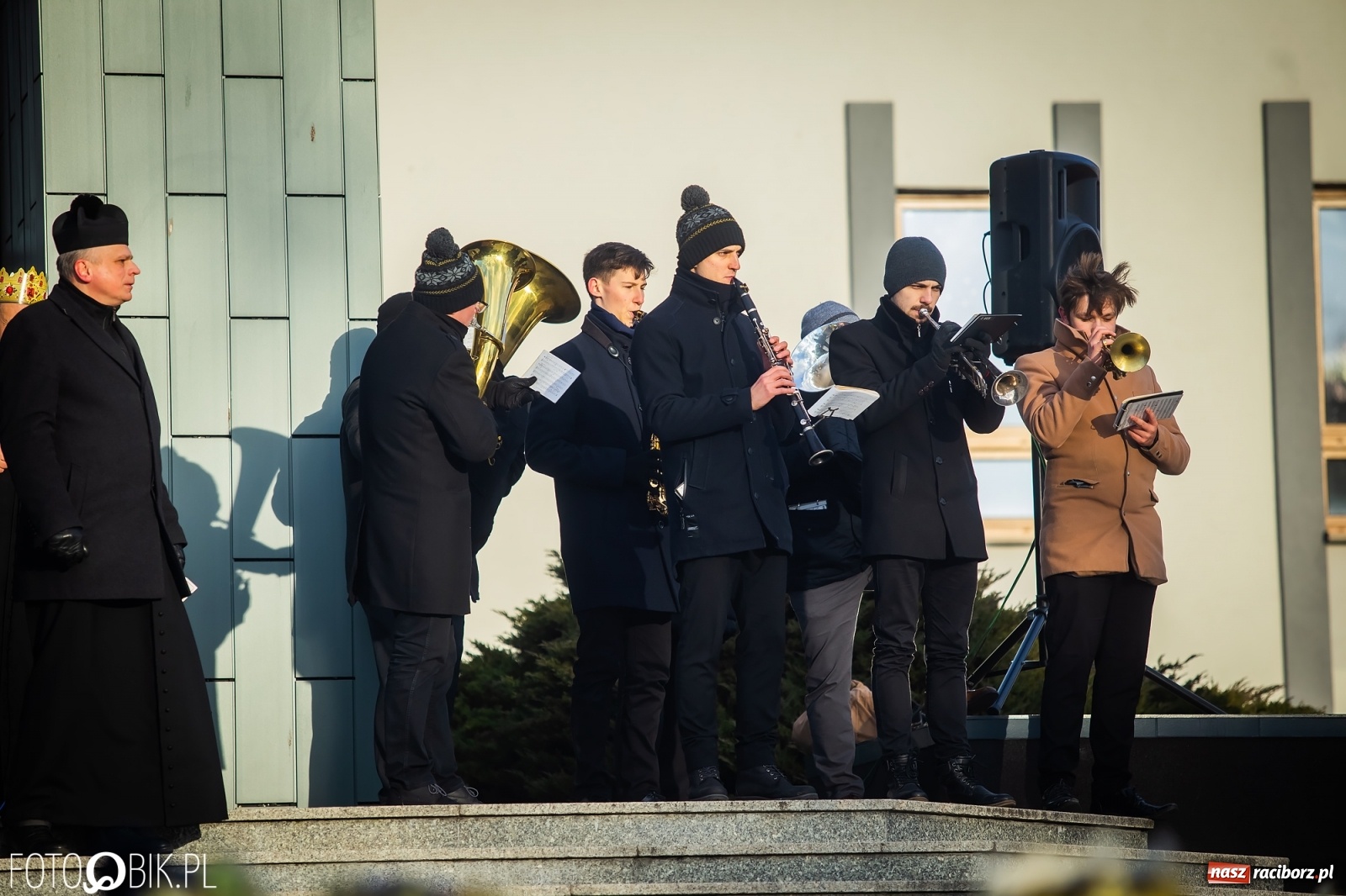 Zdjęcie w galerii na portalu naszraciborz.pl: Raciborski Orszak Trzech Króli - dwie scenki i setki wiernych [WIDEO] wiadomości z regionu