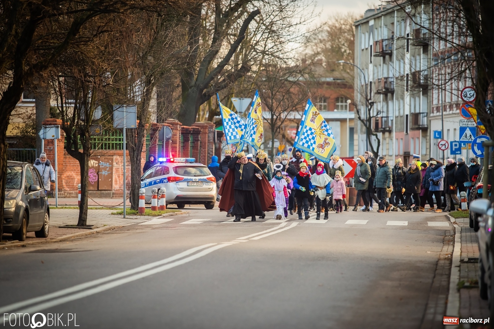 Zdjęcie w galerii na portalu naszraciborz.pl: Raciborski Orszak Trzech Króli - dwie scenki i setki wiernych [WIDEO] wiadomości z regionu