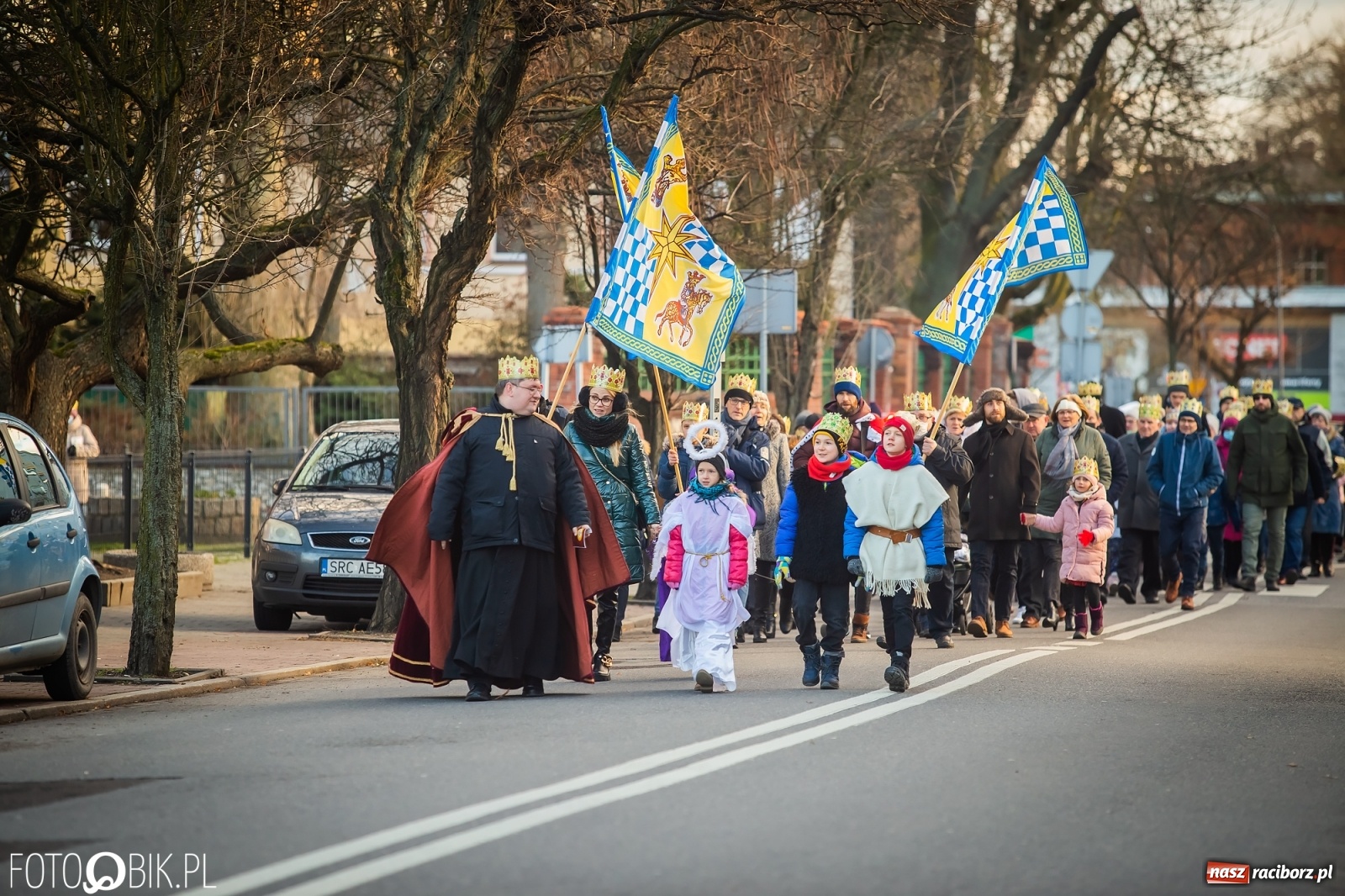 Zdjęcie w galerii na portalu naszraciborz.pl: Raciborski Orszak Trzech Króli - dwie scenki i setki wiernych [WIDEO] wiadomości z regionu